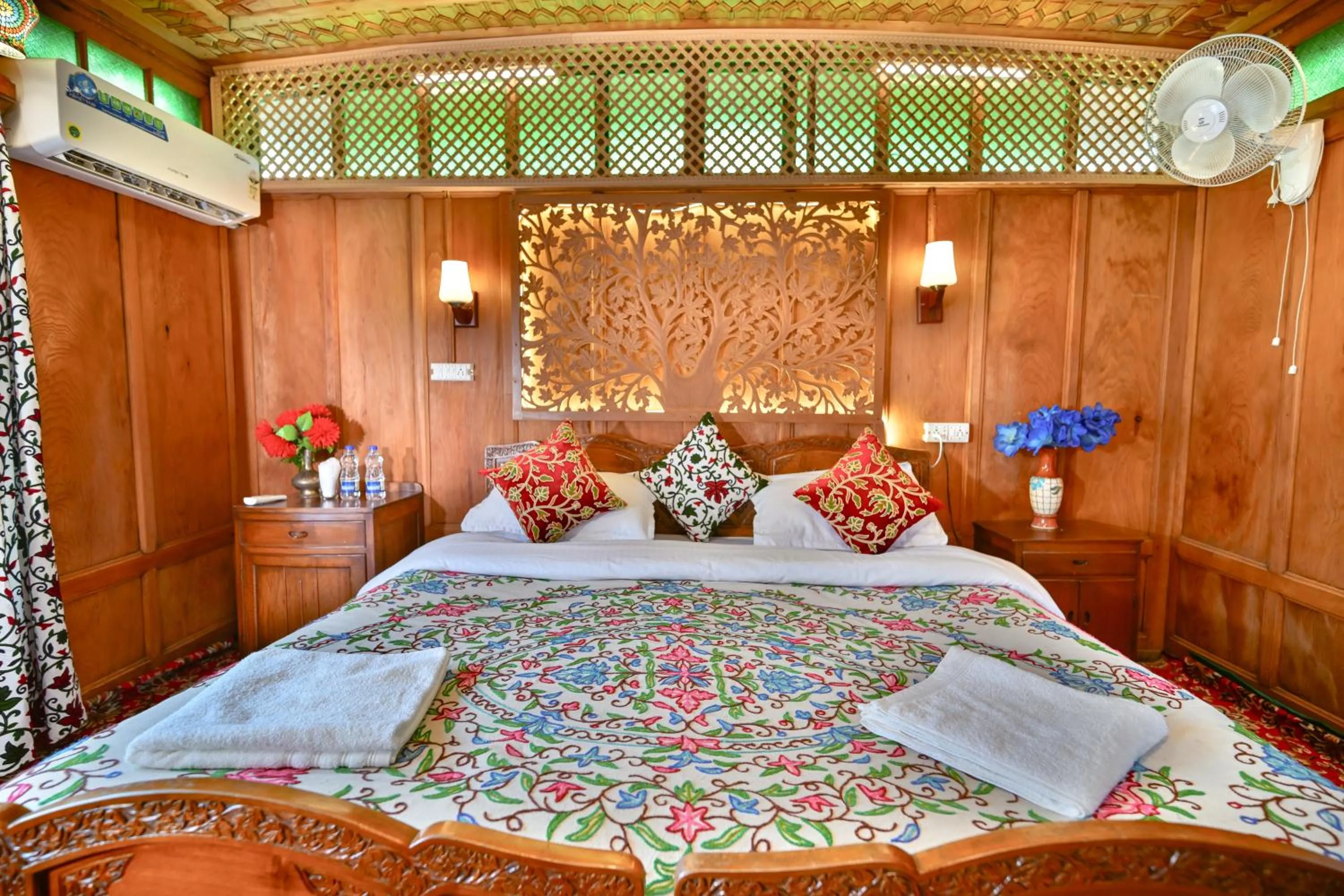 Bedroom, Bed in Lily Of The World Houseboat