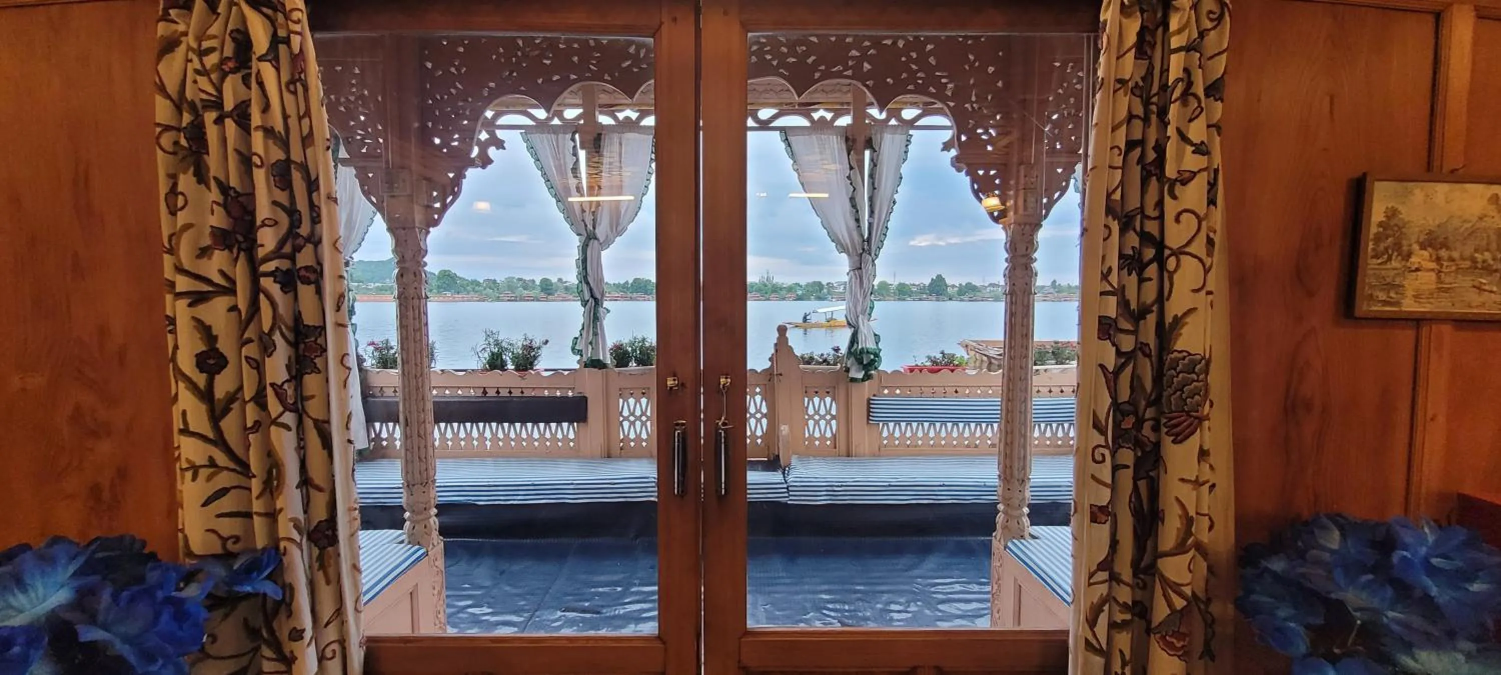 Lake view in Lily Of The World Houseboat
