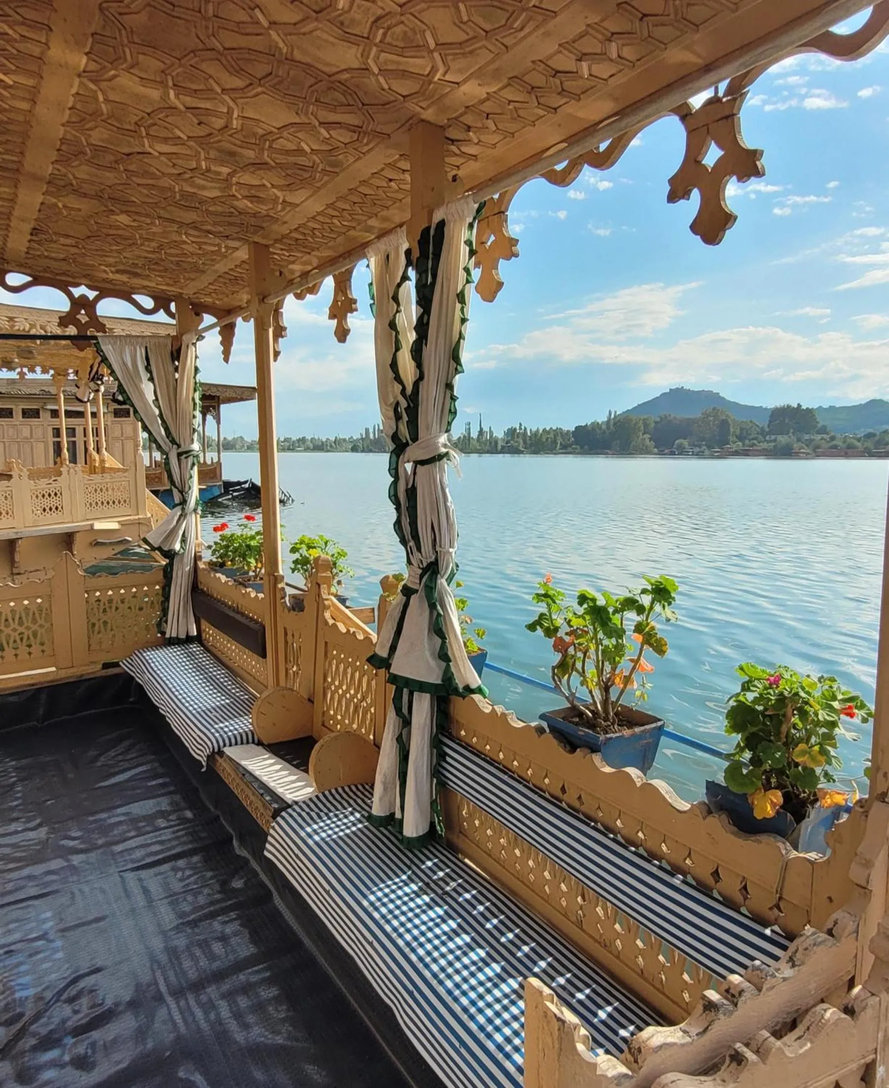 Lake view in Lily Of The World Houseboat