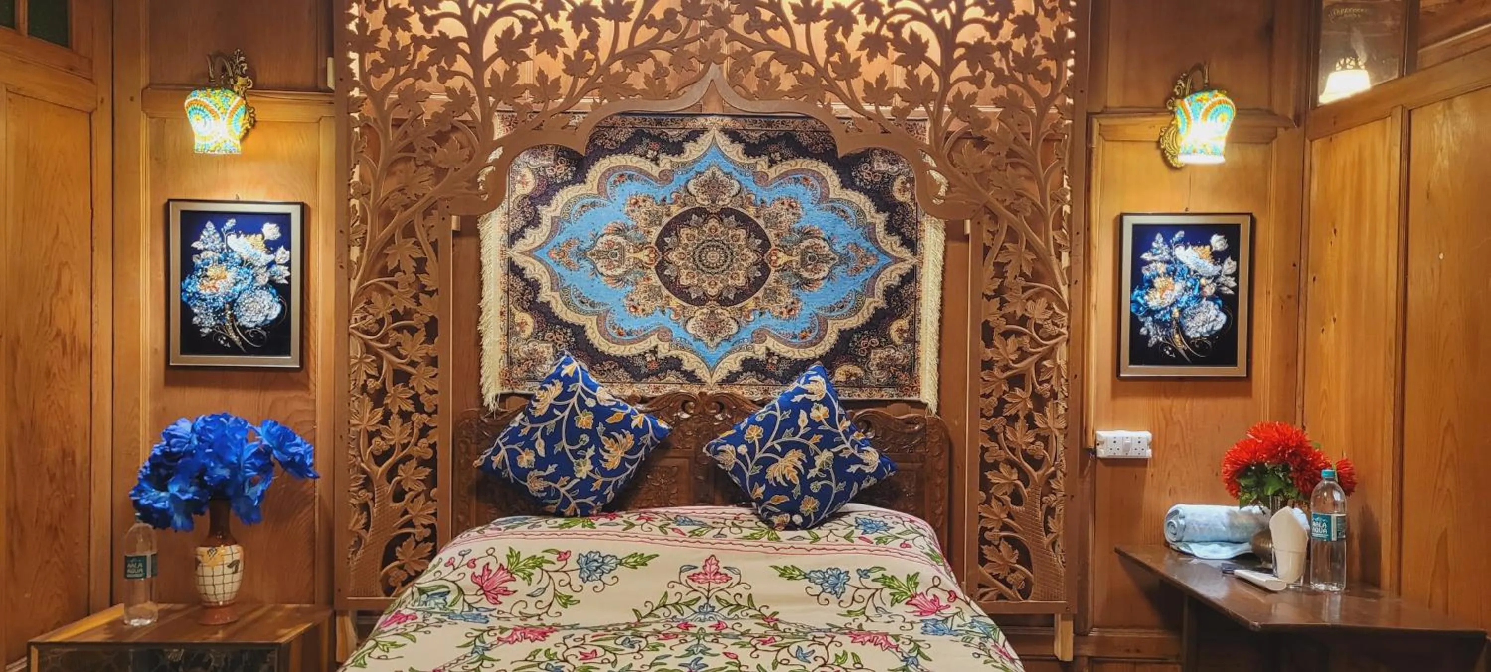 Bedroom, Bed in Lily Of The World Houseboat