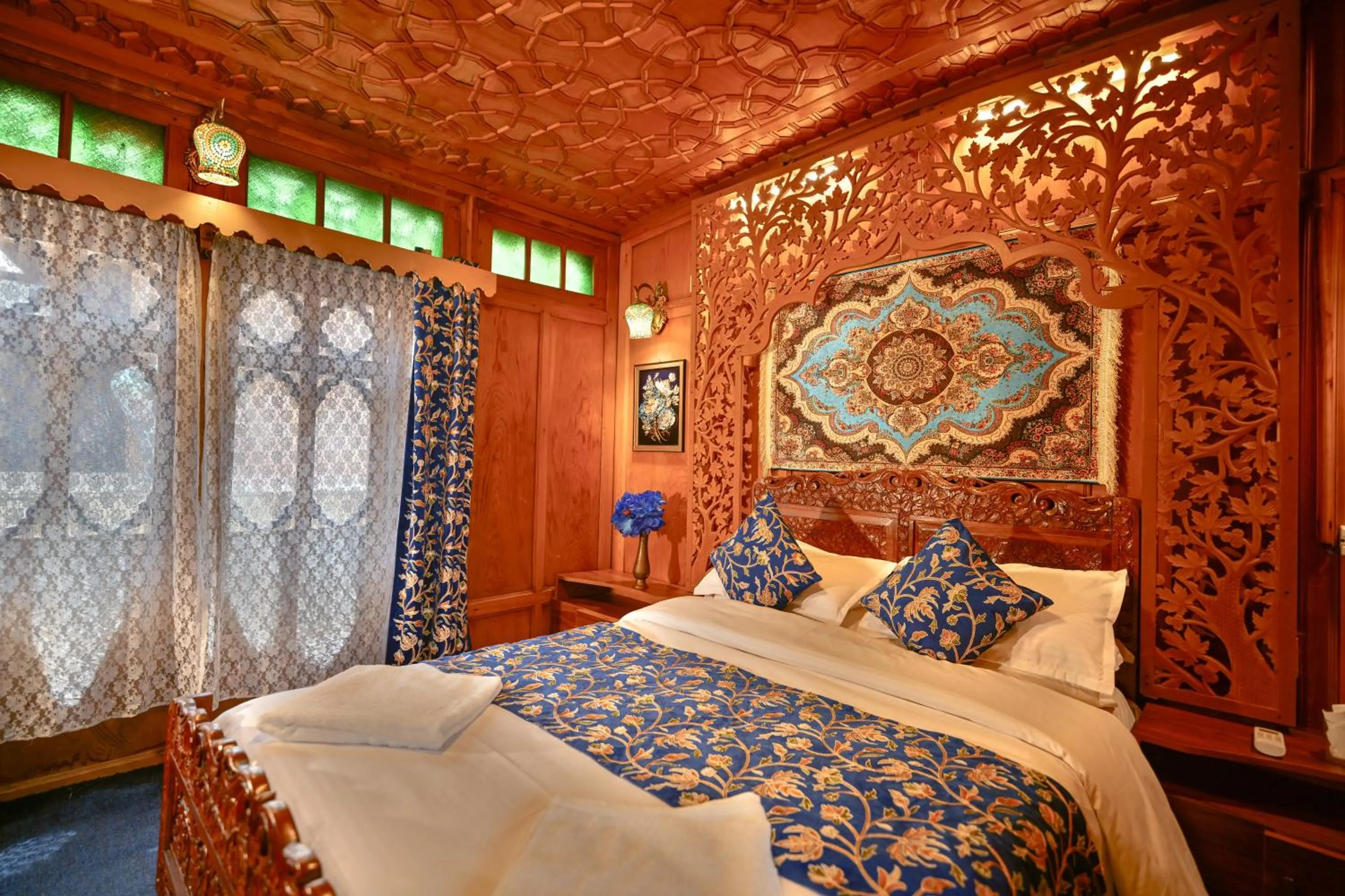 Bedroom, Bed in Lily Of The World Houseboat