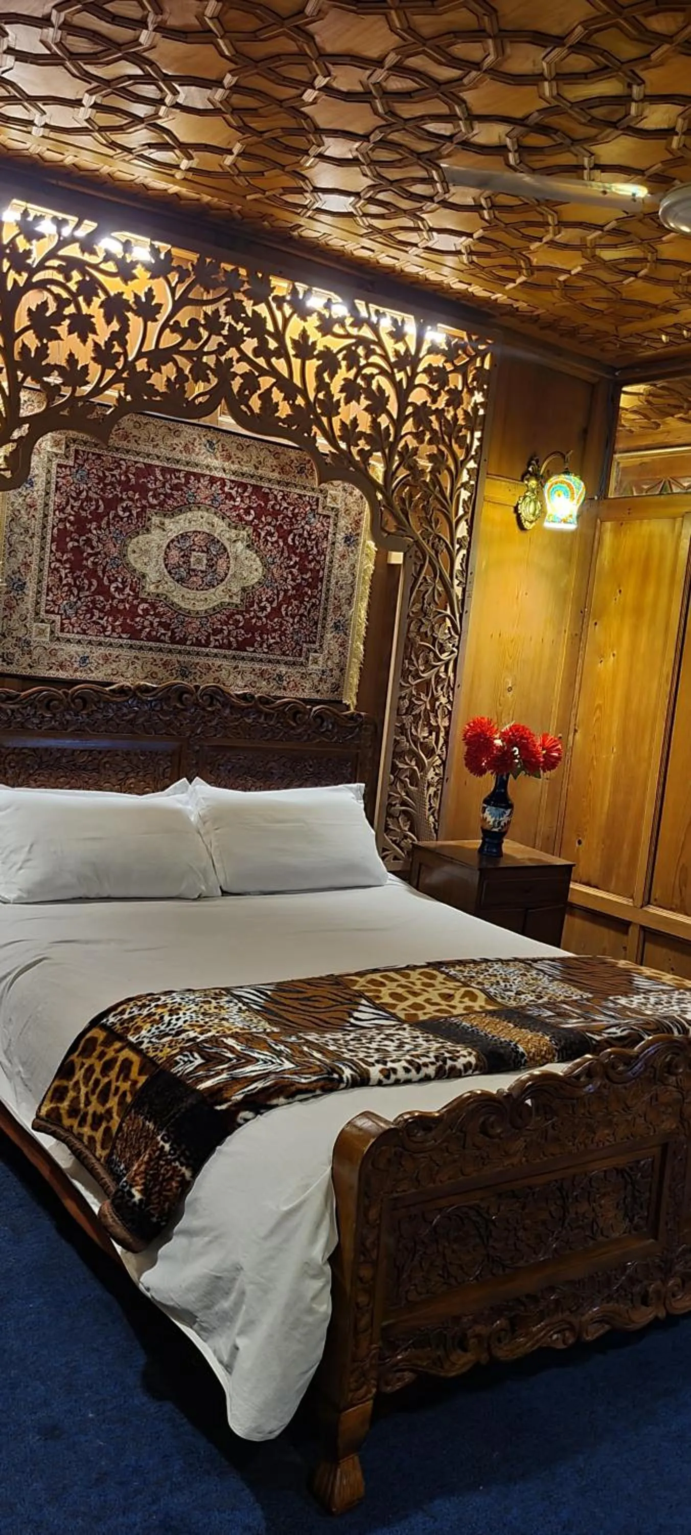 Bedroom, Bed in Lily Of The World Houseboat