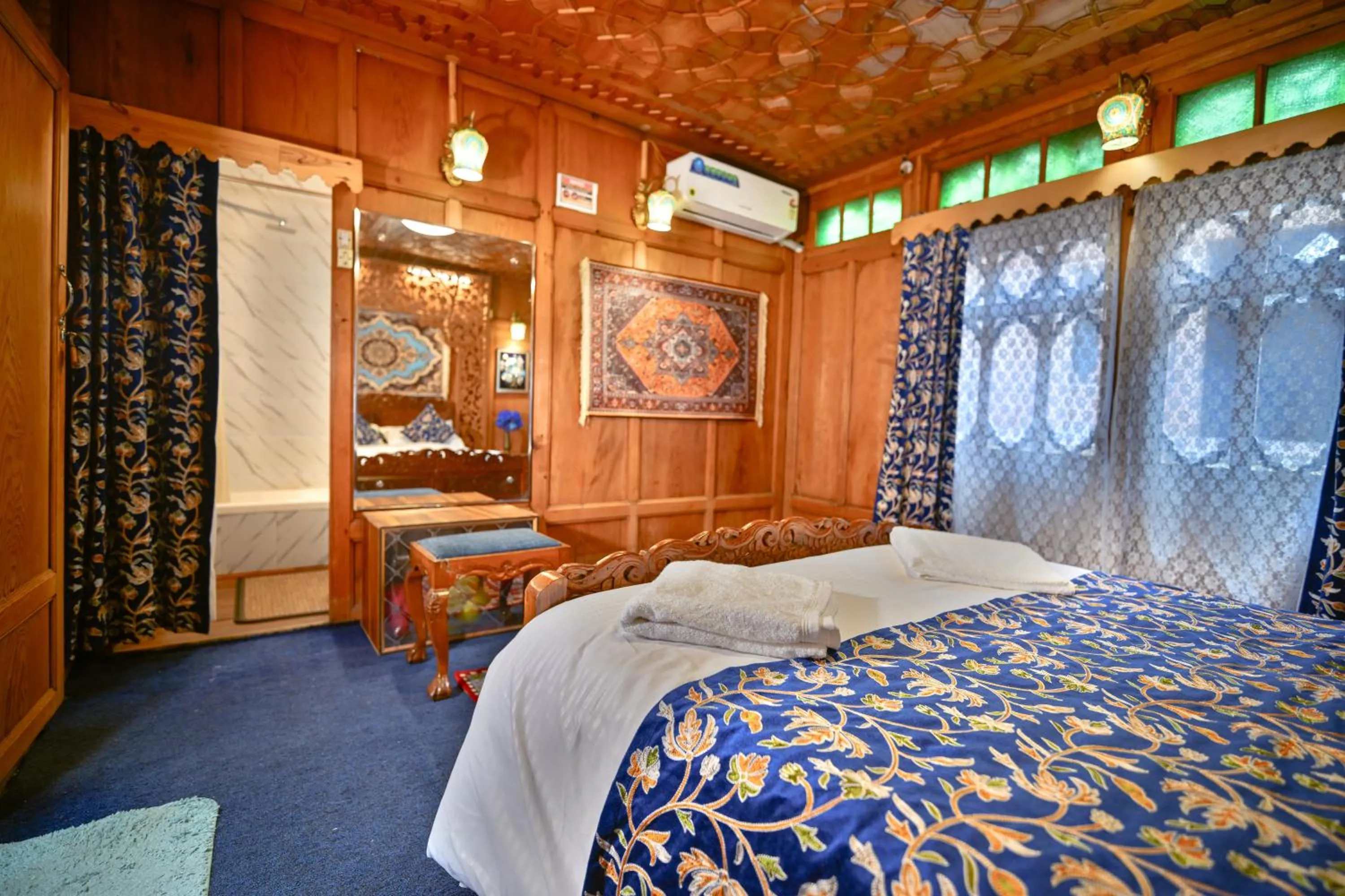 Bedroom, Bed in Lily Of The World Houseboat