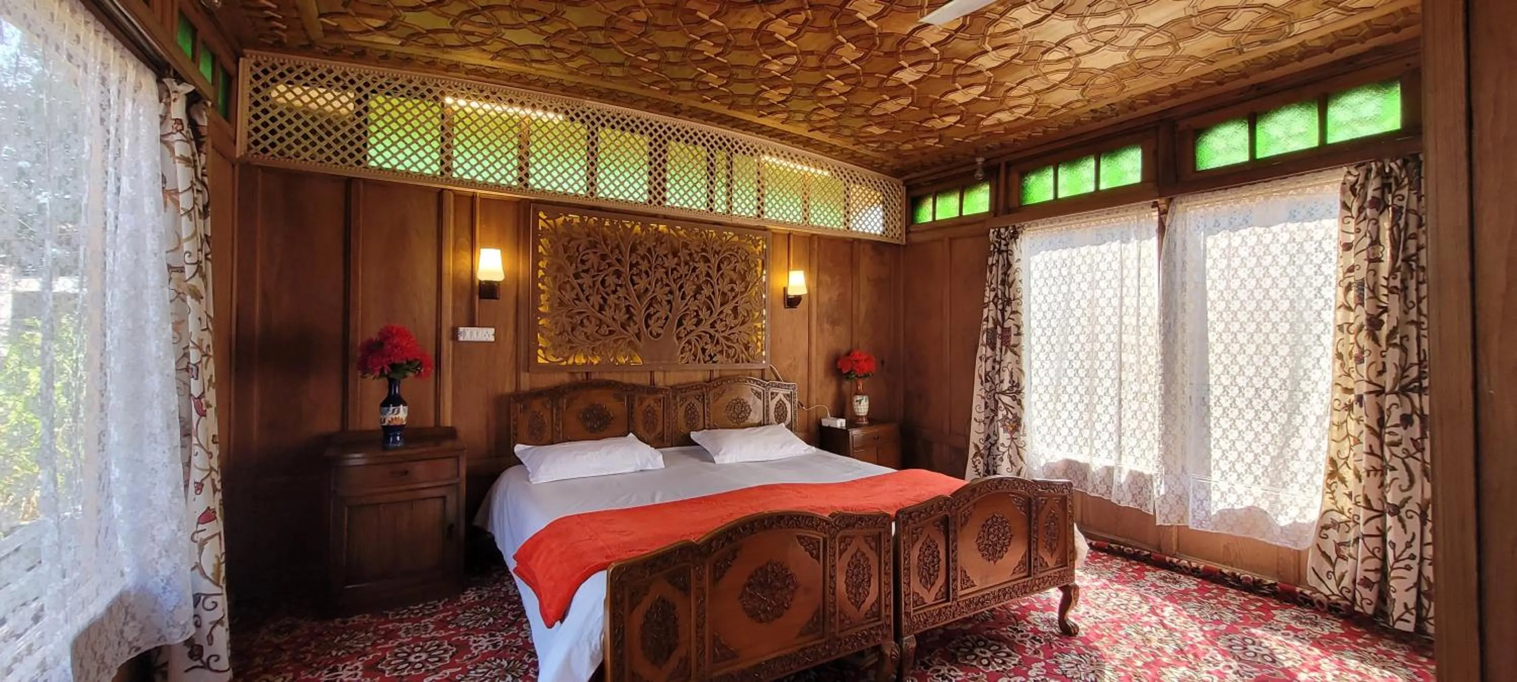Bedroom, Bed in Lily Of The World Houseboat