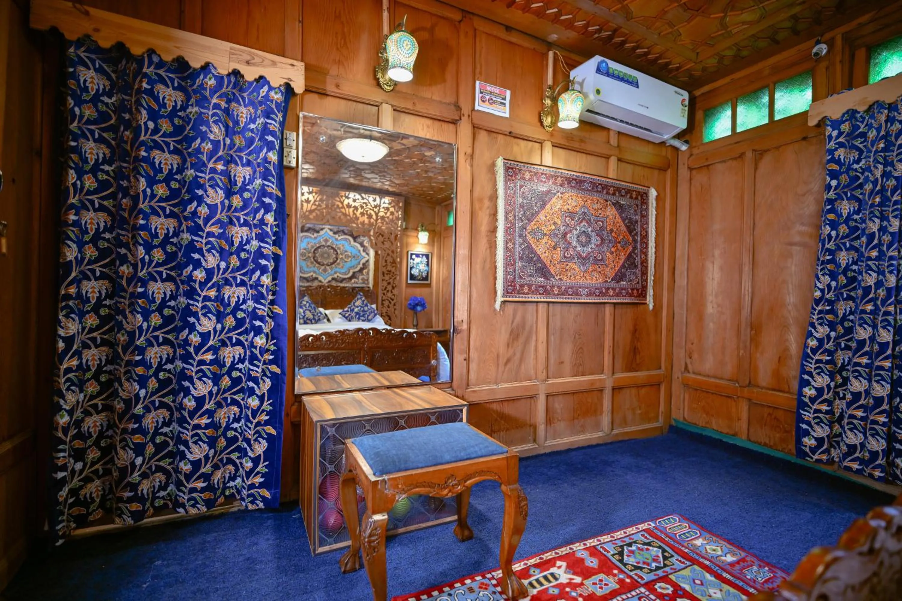 Bedroom in Lily Of The World Houseboat