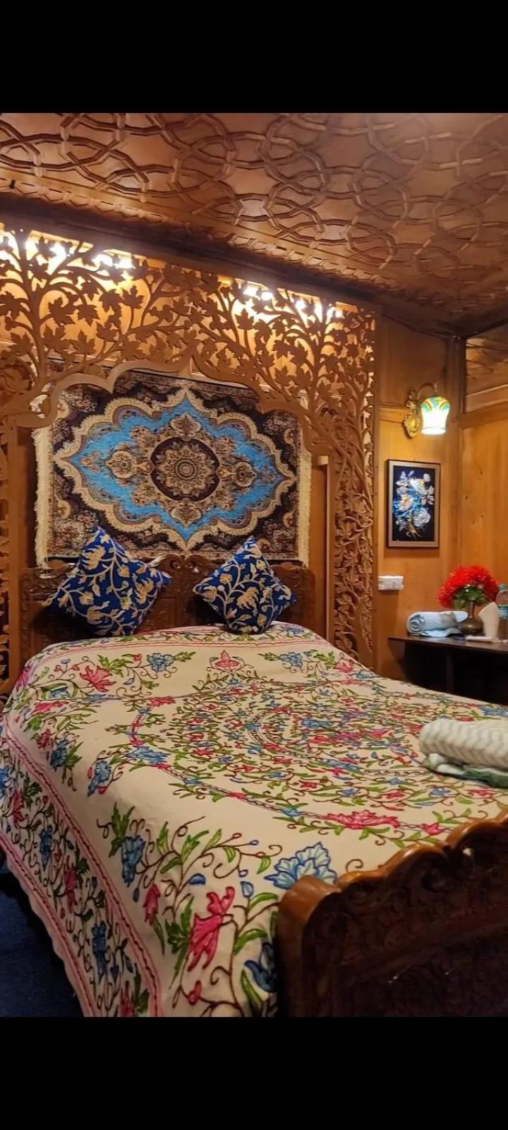 Bedroom, Bed in Lily Of The World Houseboat