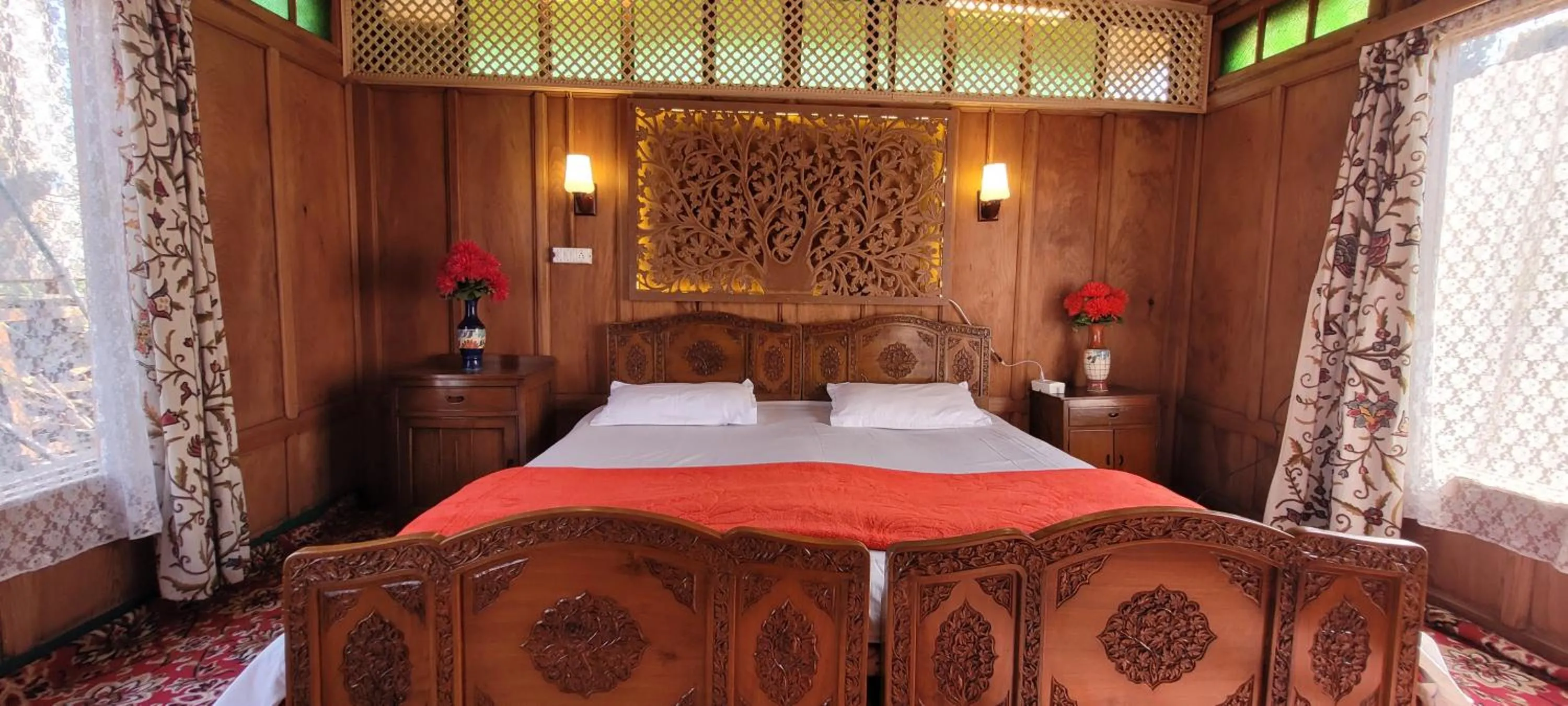 Bedroom, Bed in Lily Of The World Houseboat