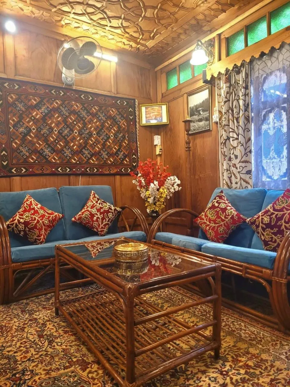 Living room in Lily Of The World Houseboat
