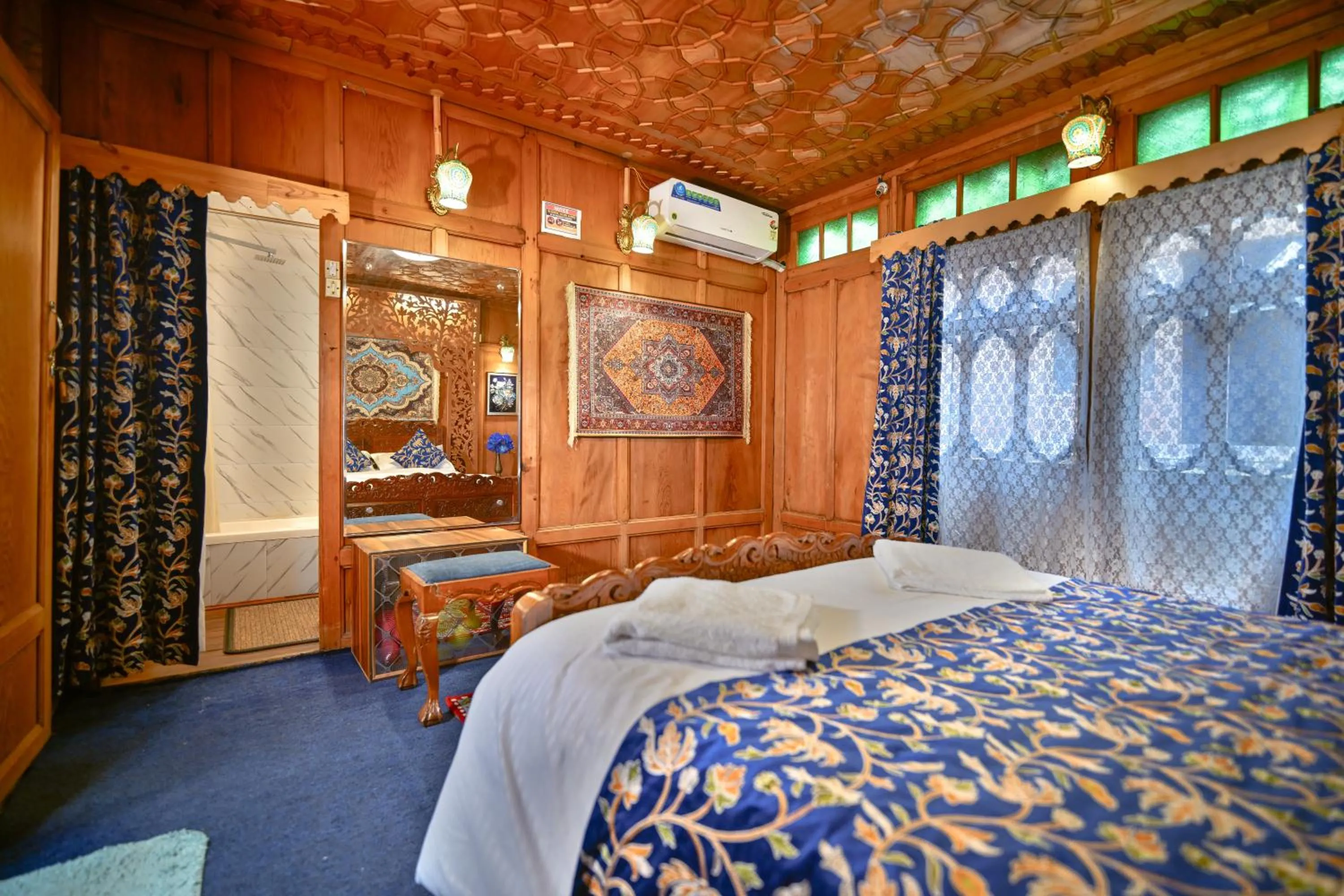Bedroom, Bed in Lily Of The World Houseboat