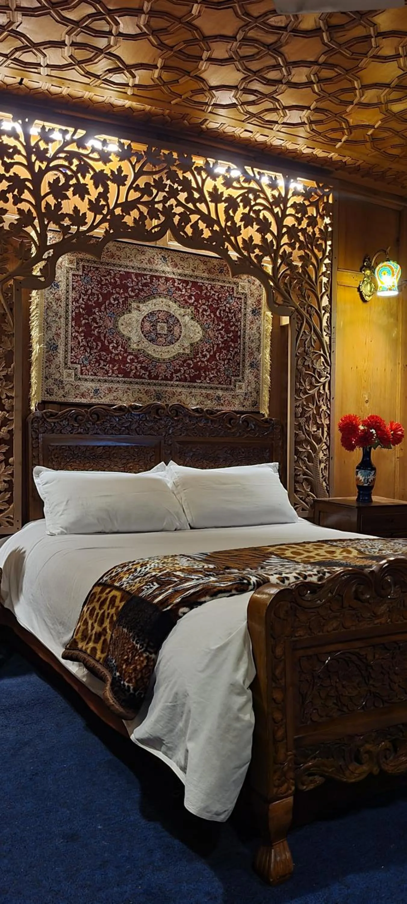 Bedroom, Bed in Lily Of The World Houseboat