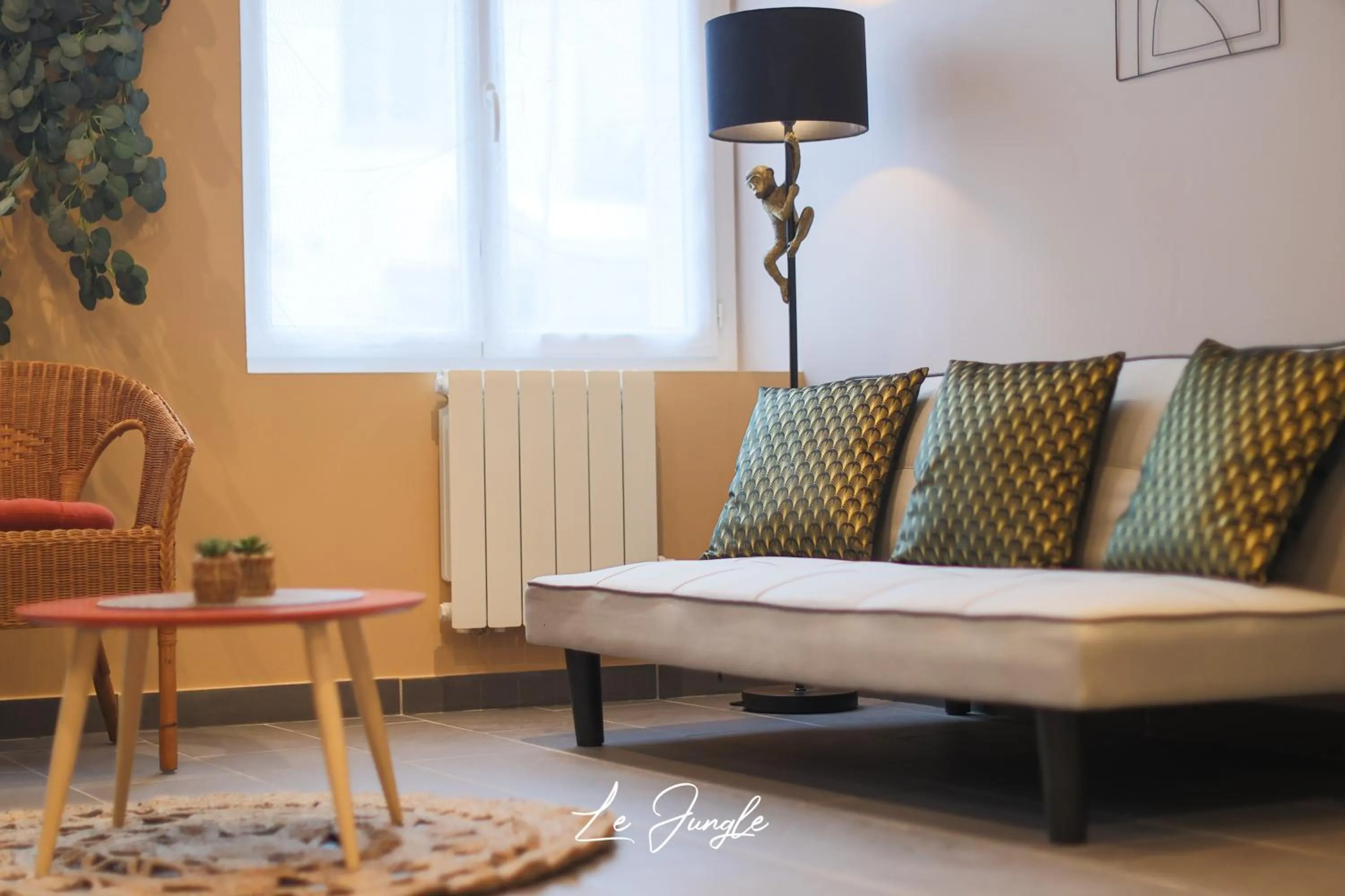 Living room in LE JUNGLE 5 étoiles / Netflix et services