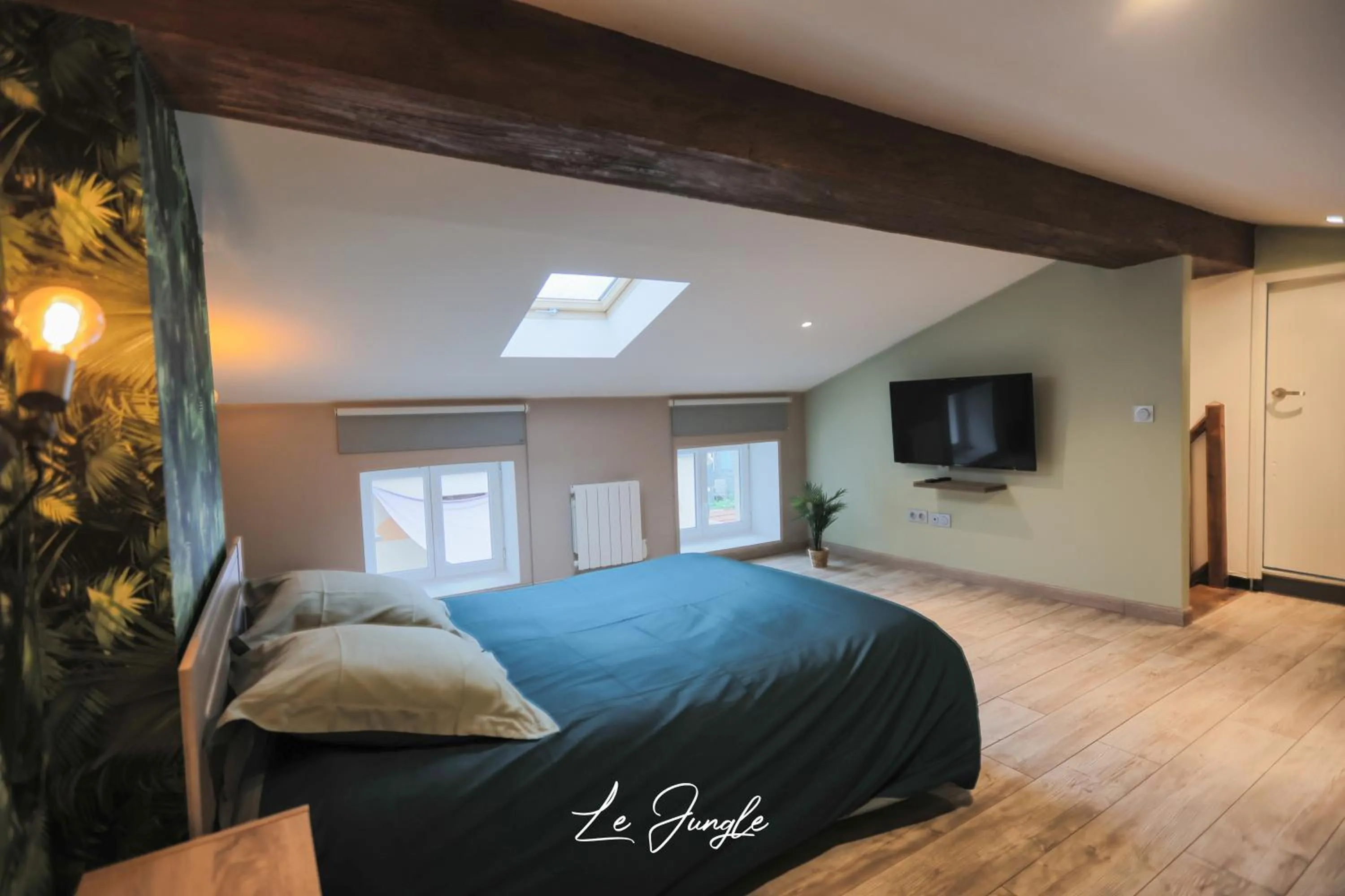 Bed in LE JUNGLE 5 étoiles / Netflix et services