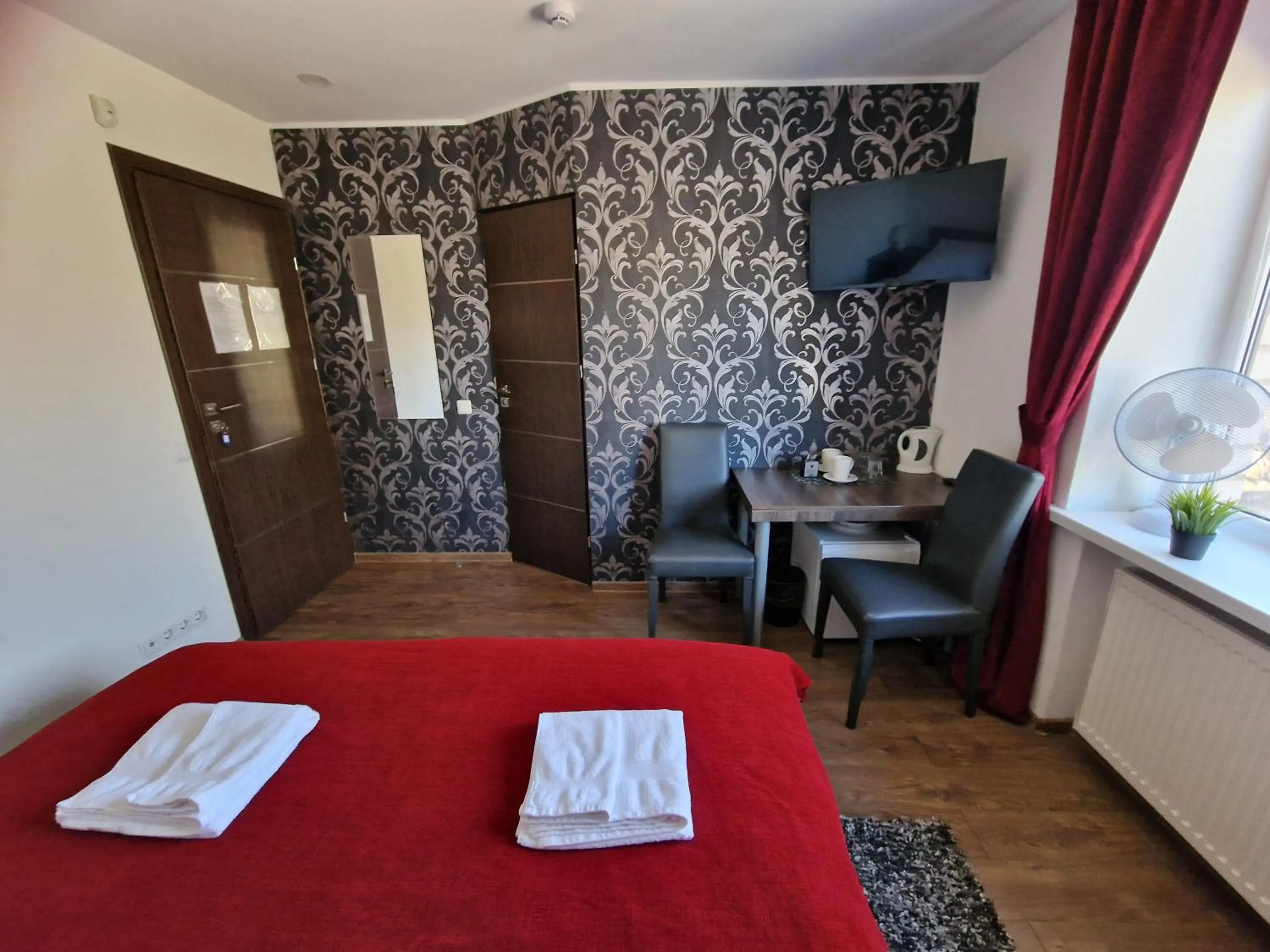 TV and multimedia, Bed in KALIDA Rooms for rent