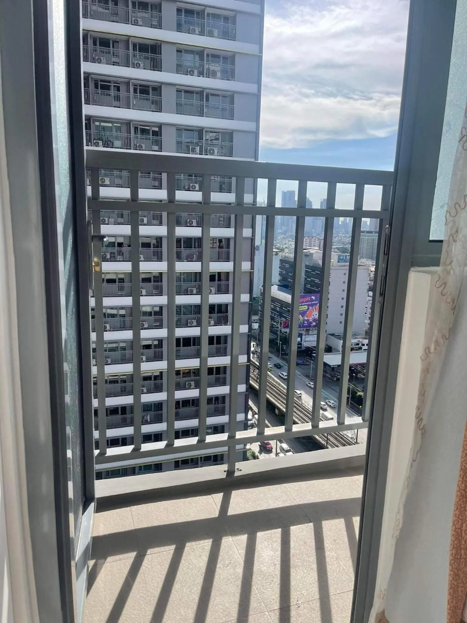 Balcony/Terrace in Staycation Mandaluyong Fame residences greenfield district by darpm