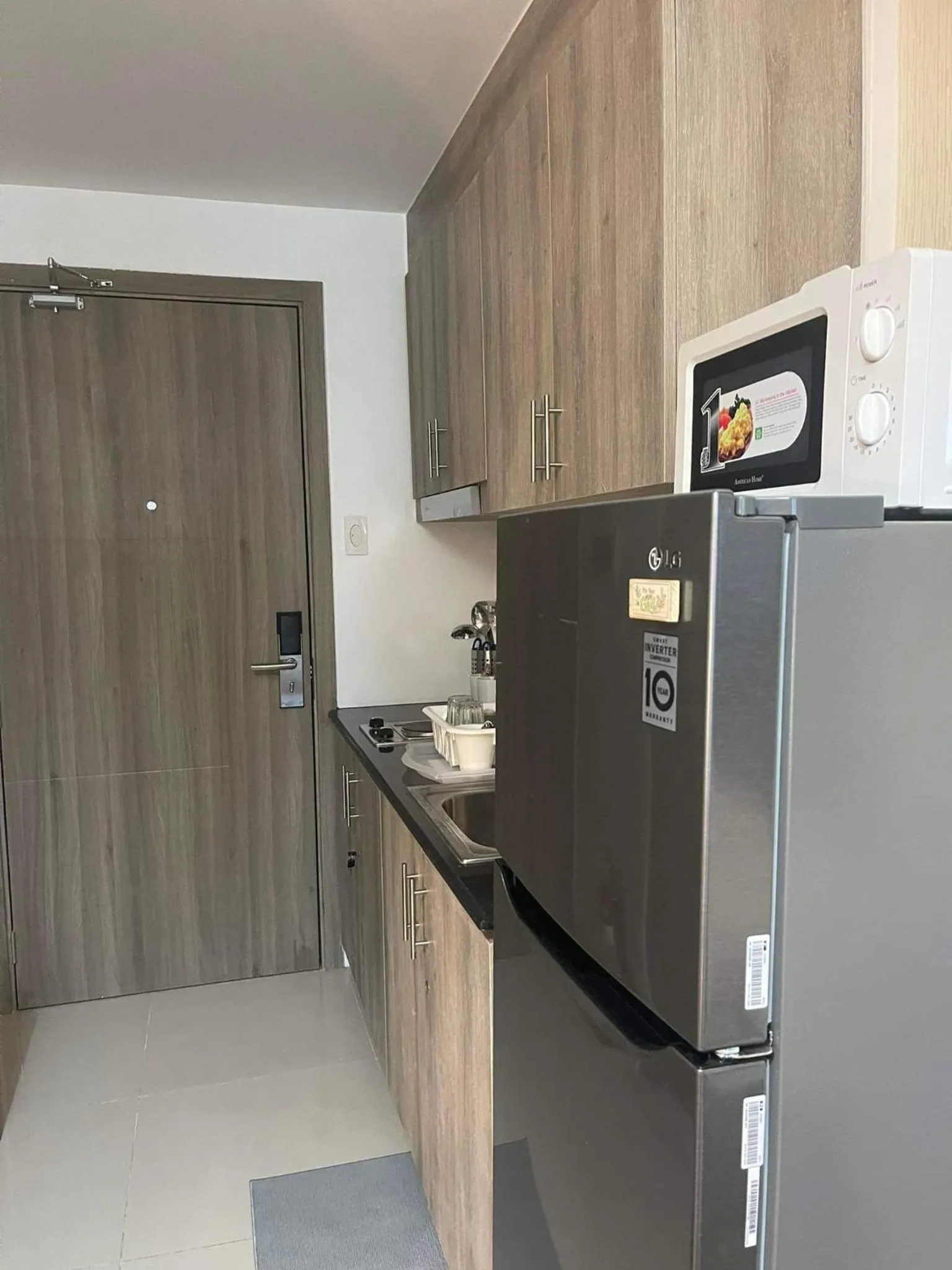 Kitchen or kitchenette in Staycation Mandaluyong Fame residences greenfield district by darpm