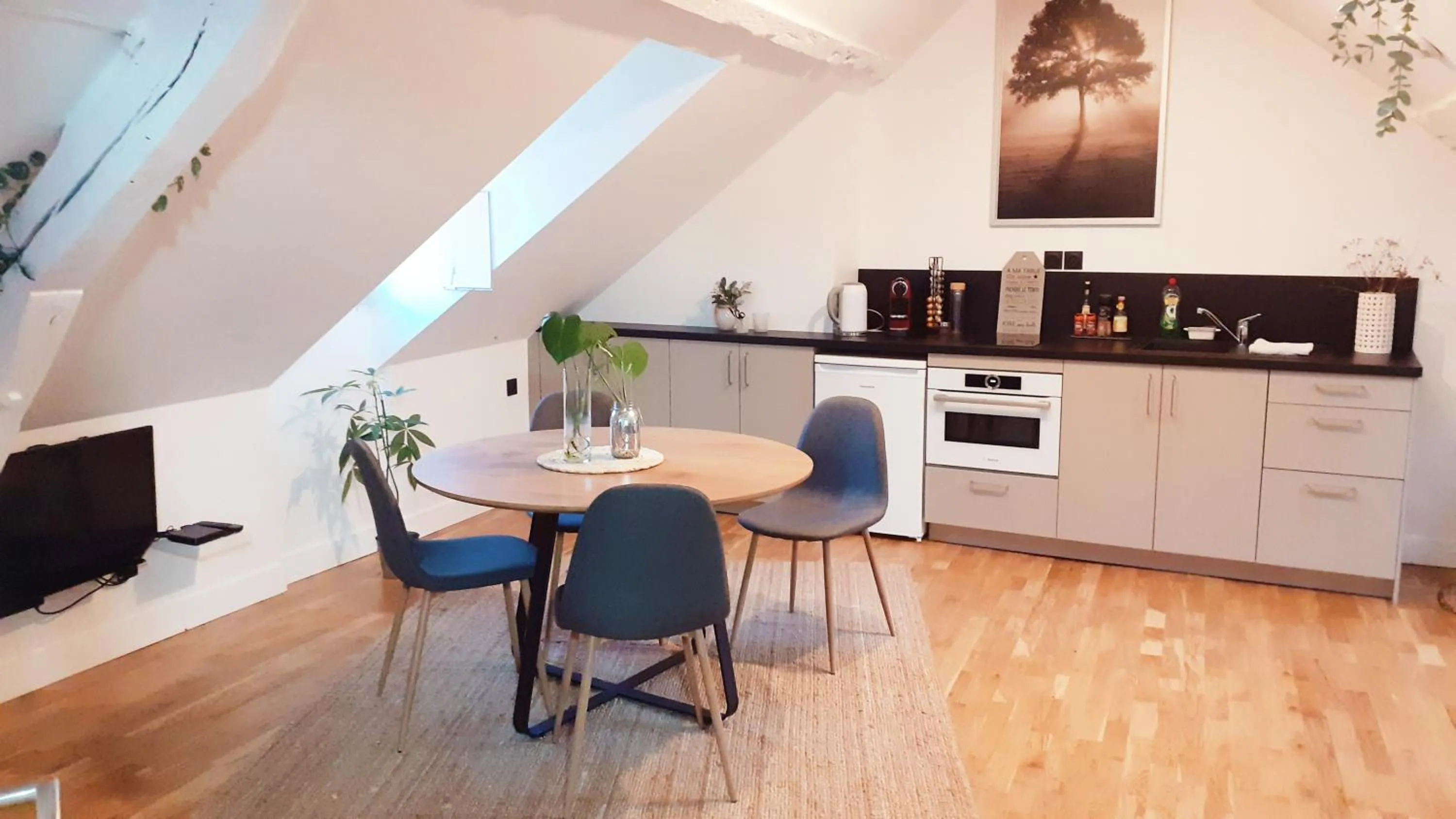 Communal lounge/ TV room in Quiétude au Bord de Loire.