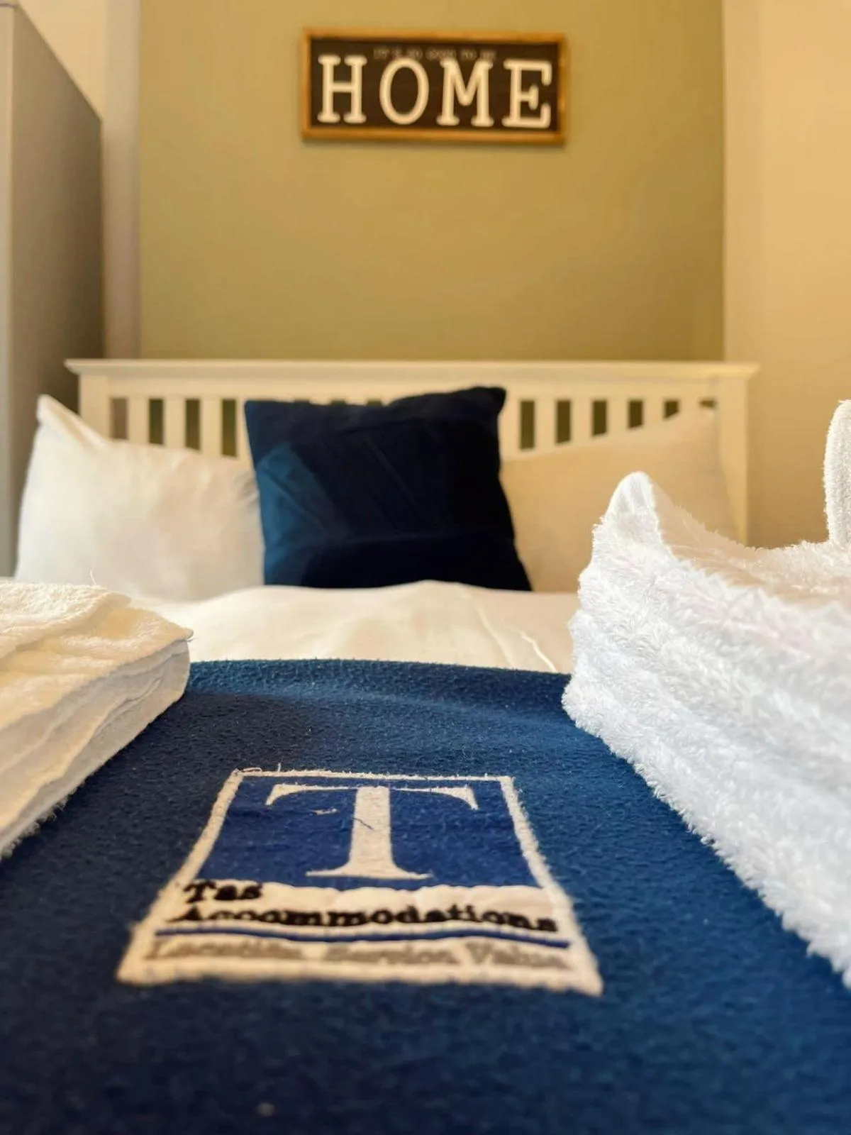 Bed in Cambridge Studios and Suites by Tas Accommodations