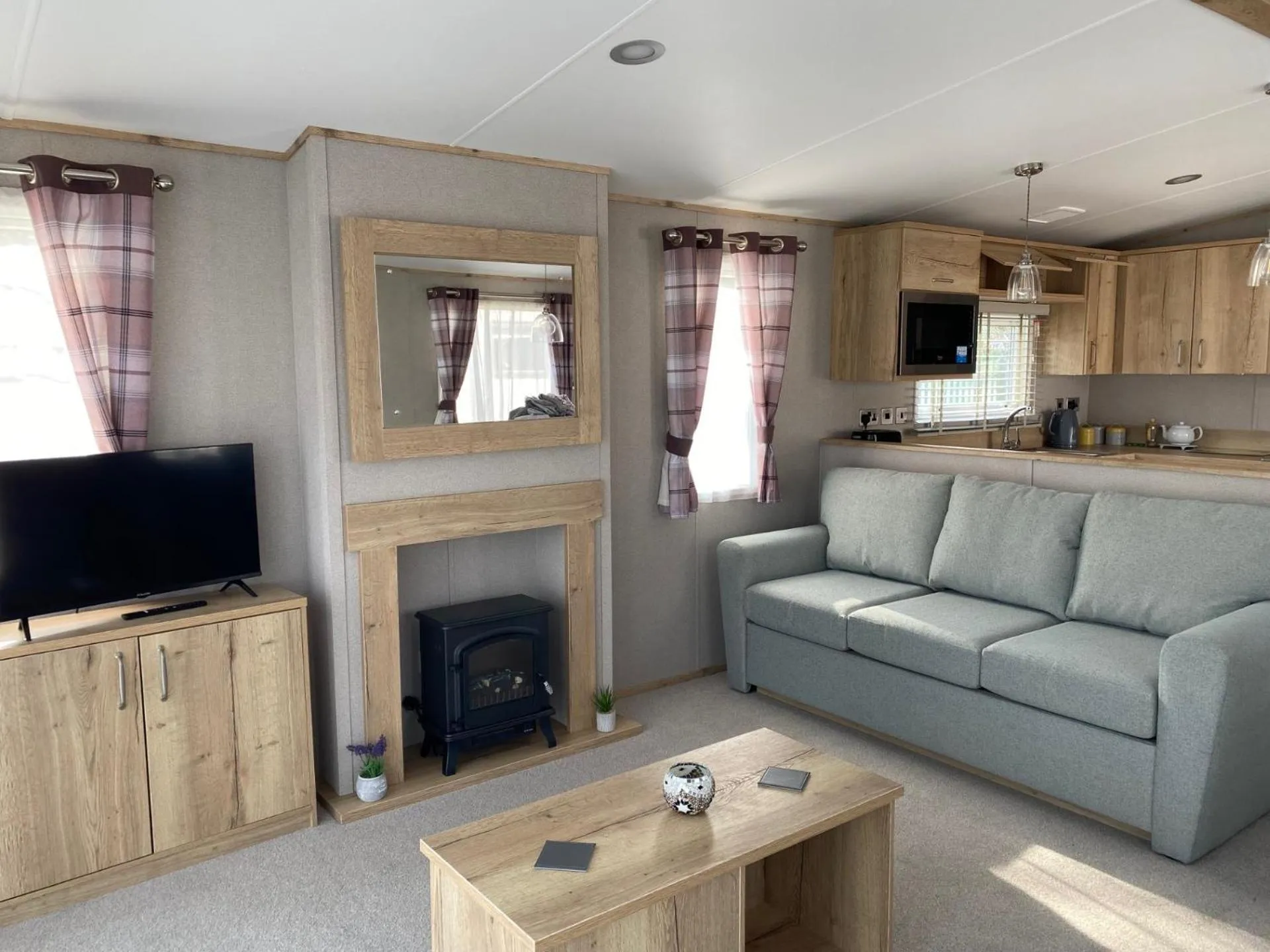 Coghurst Hall Holiday Home Sleeps 6, 2 bedrooms