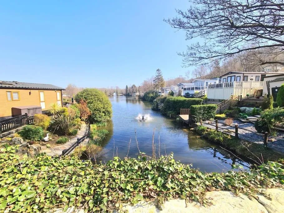 Coghurst Hall Holiday Home Sleeps 6, 2 bedrooms