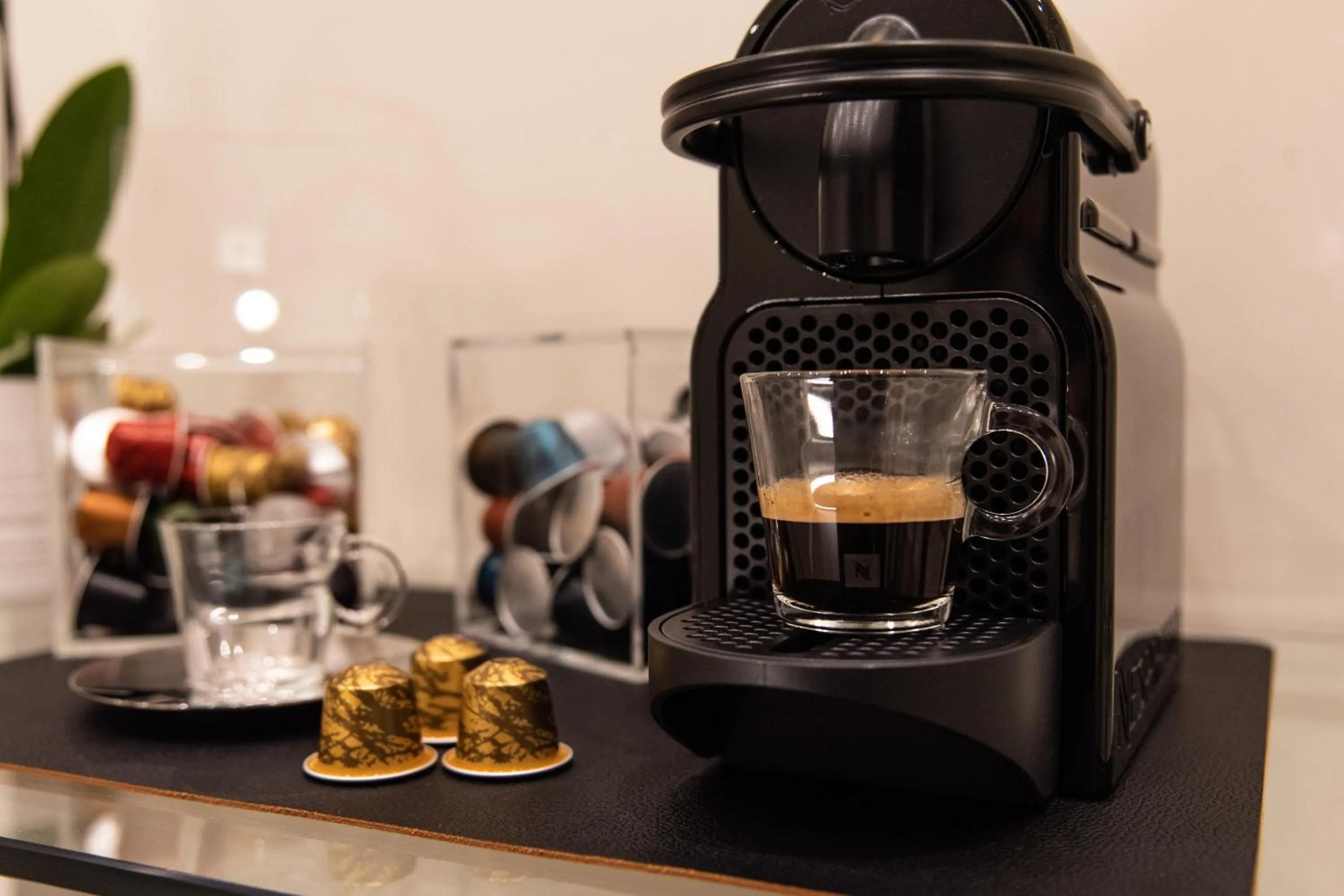 Coffee/tea facilities in Quintus Luxury Suites