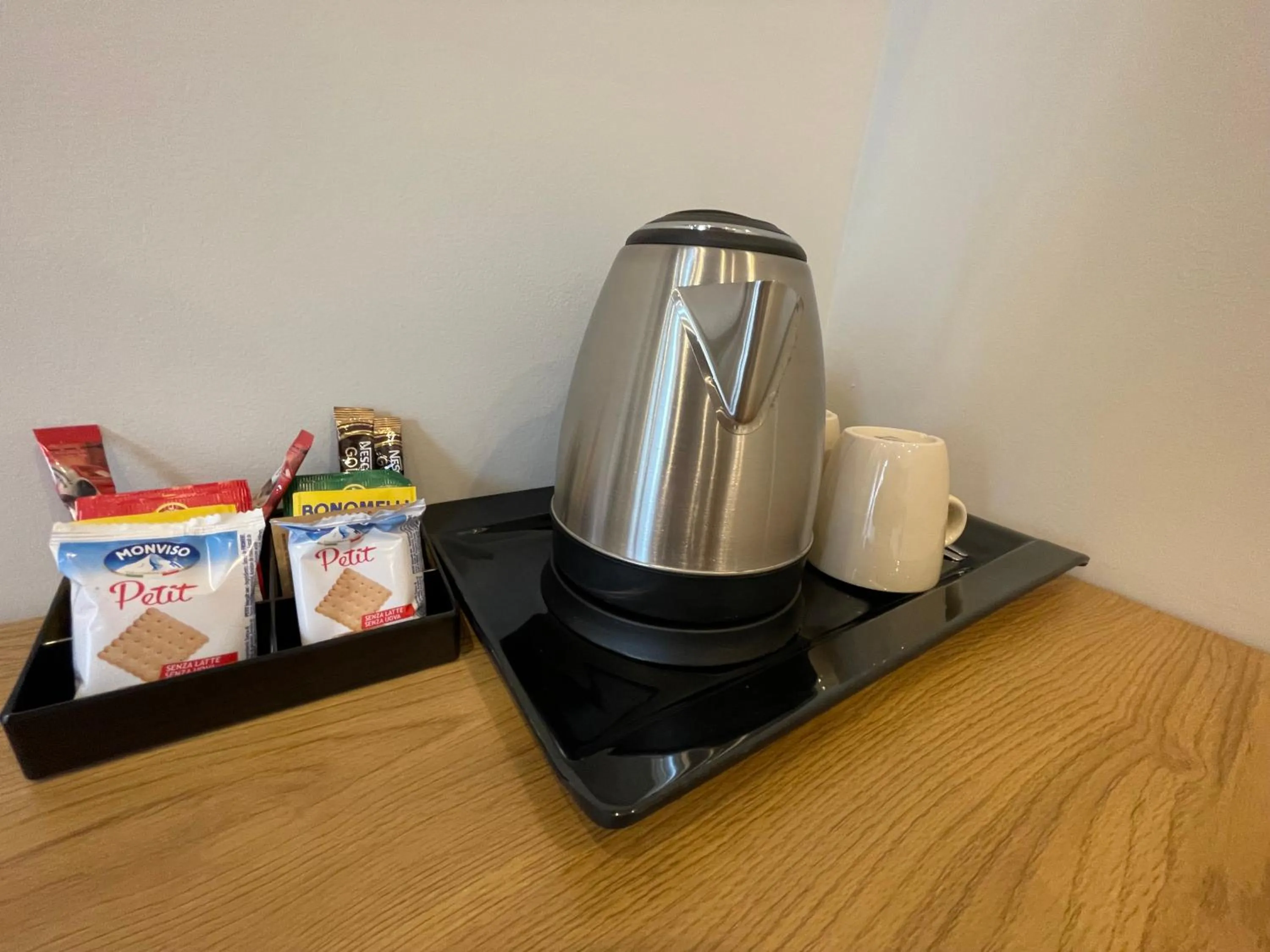 Coffee/tea facilities in Quintus Luxury Suites