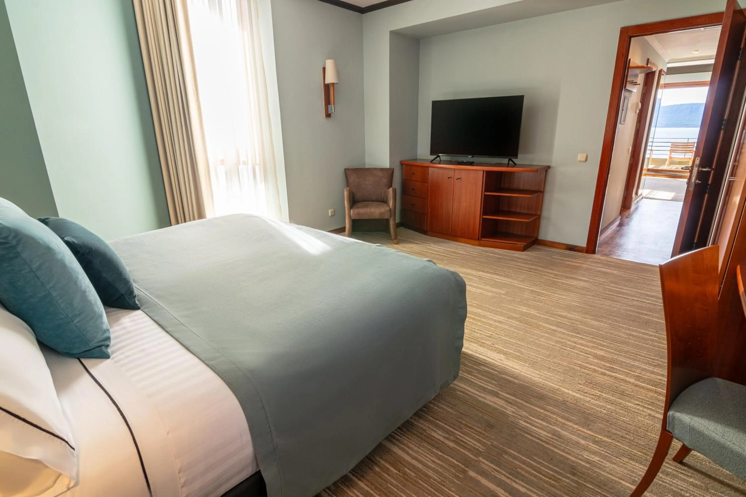 Bedroom, Bed in Park Lake Luxury Hotel