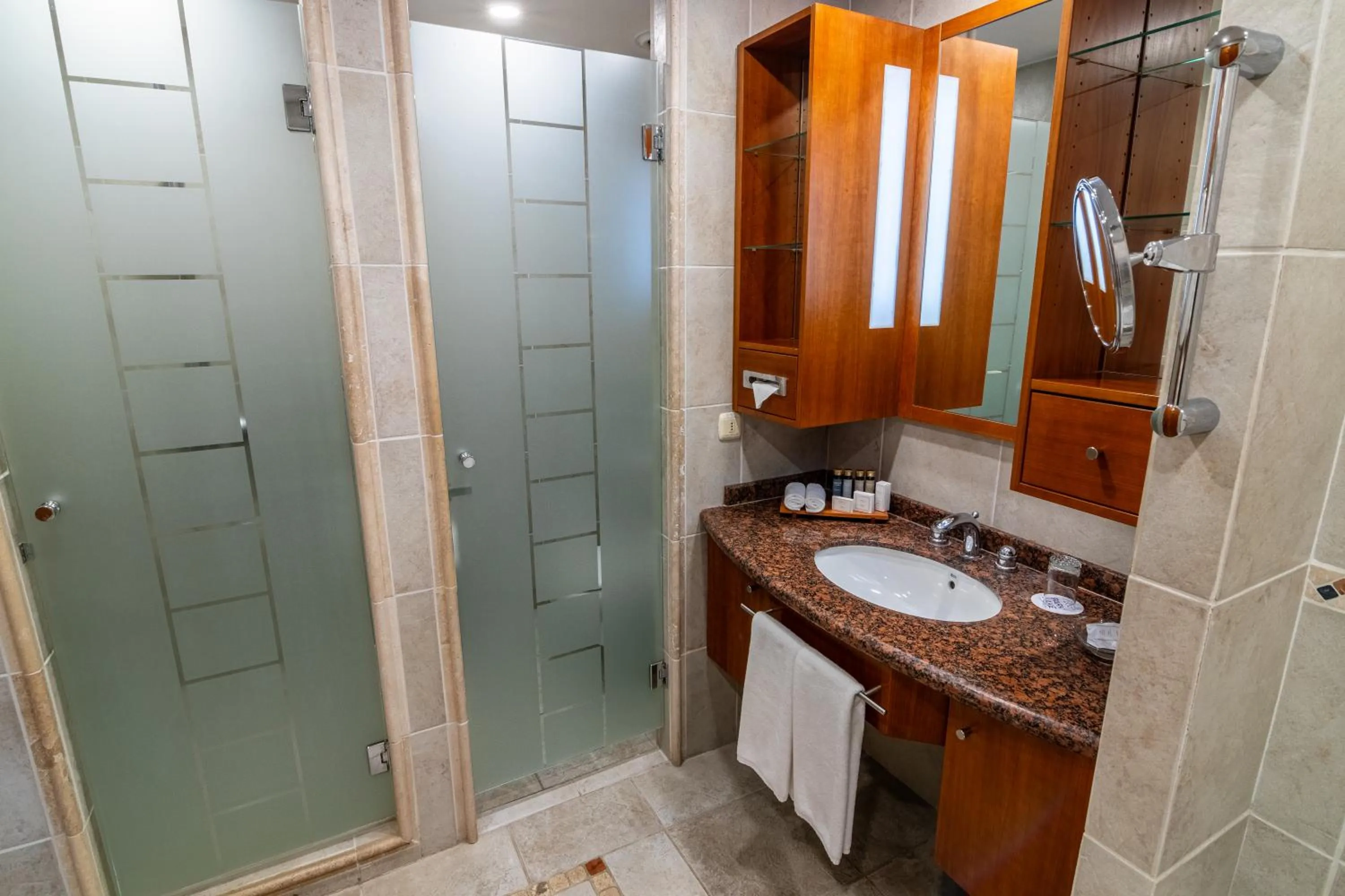 Shower in Park Lake Luxury Hotel