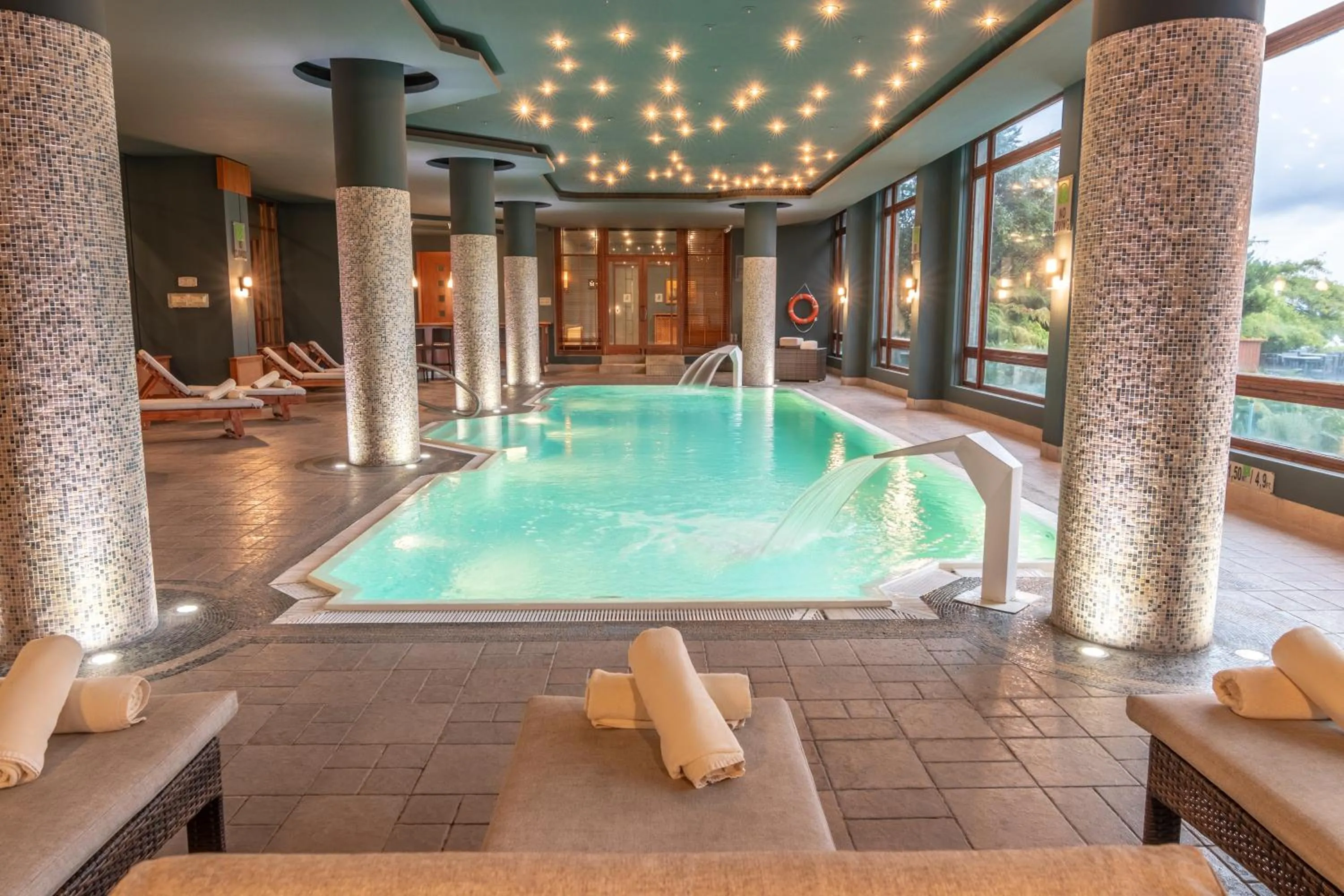 Swimming pool in Park Lake Luxury Hotel