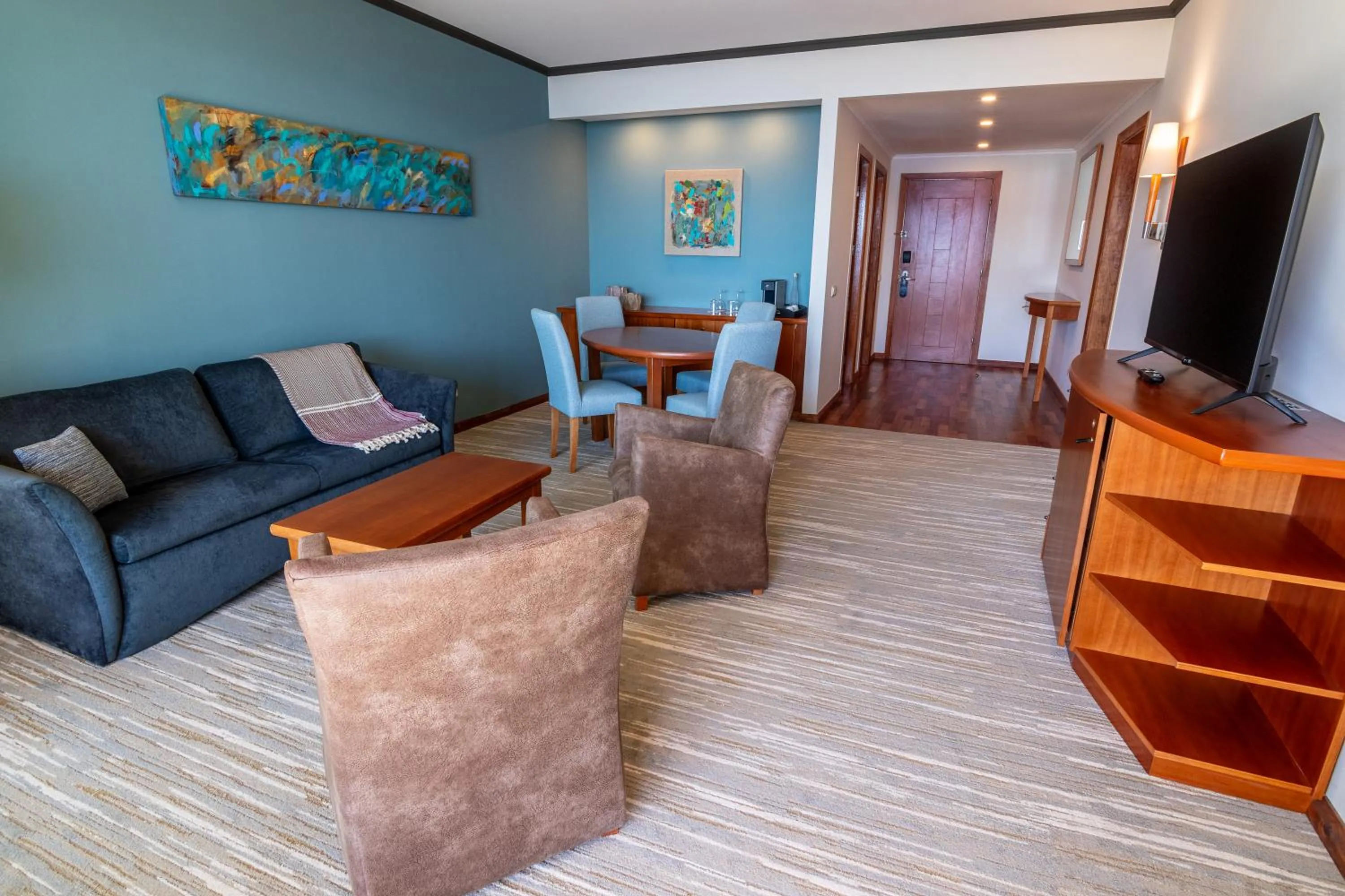 TV and multimedia in Park Lake Luxury Hotel