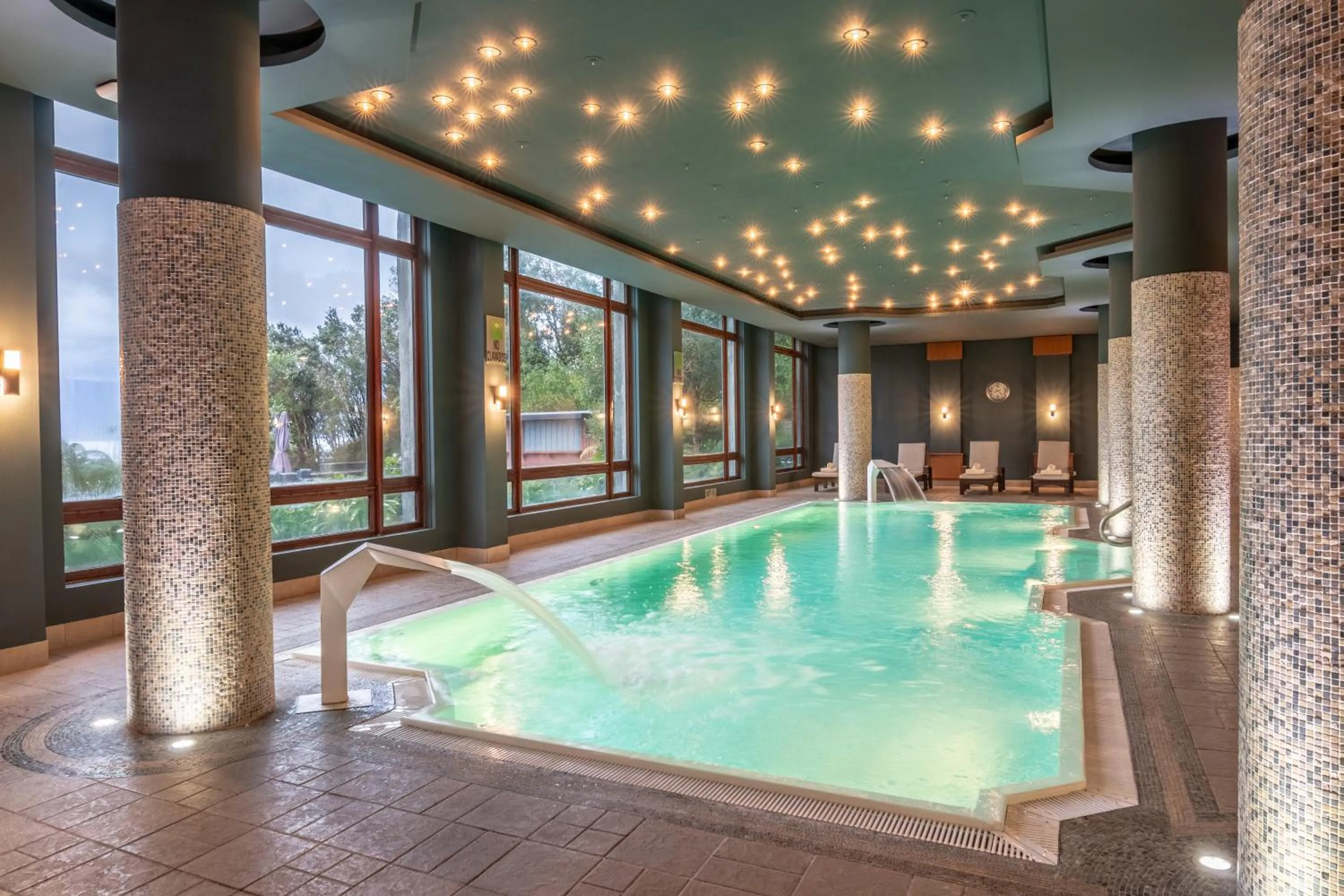 Swimming pool in Park Lake Luxury Hotel