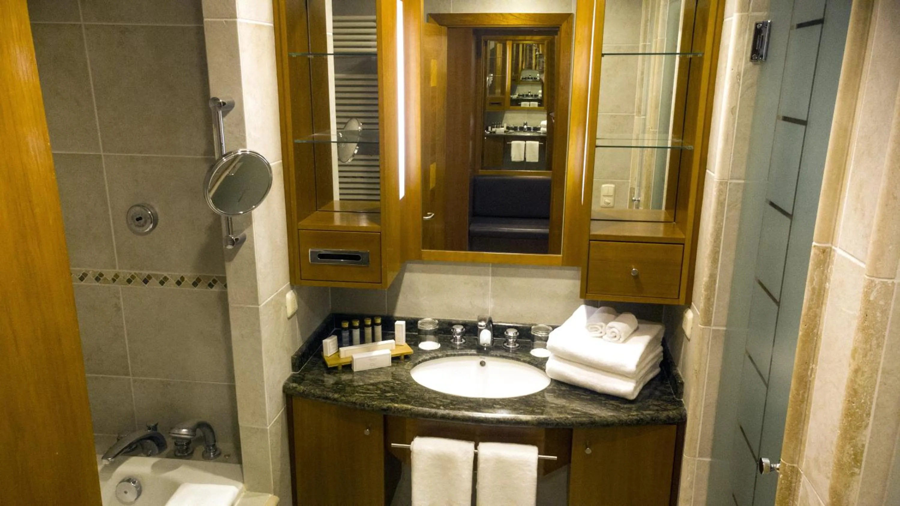 Bathroom in Park Lake Luxury Hotel