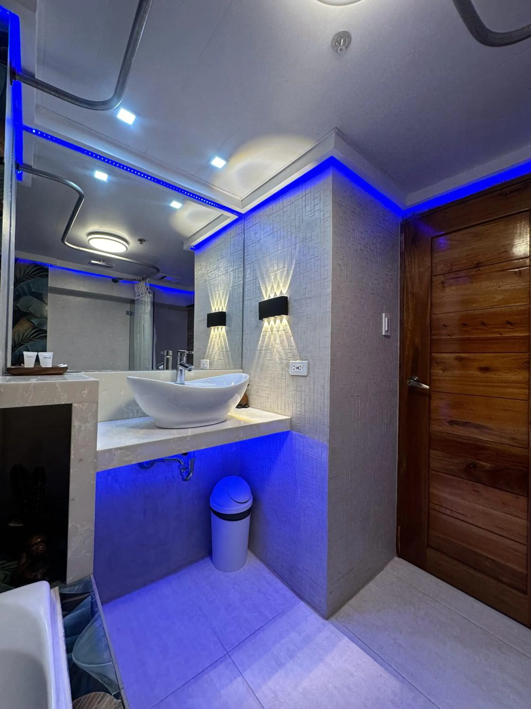 Bathroom in Blue Tulip - 4mins from Mactan Airport