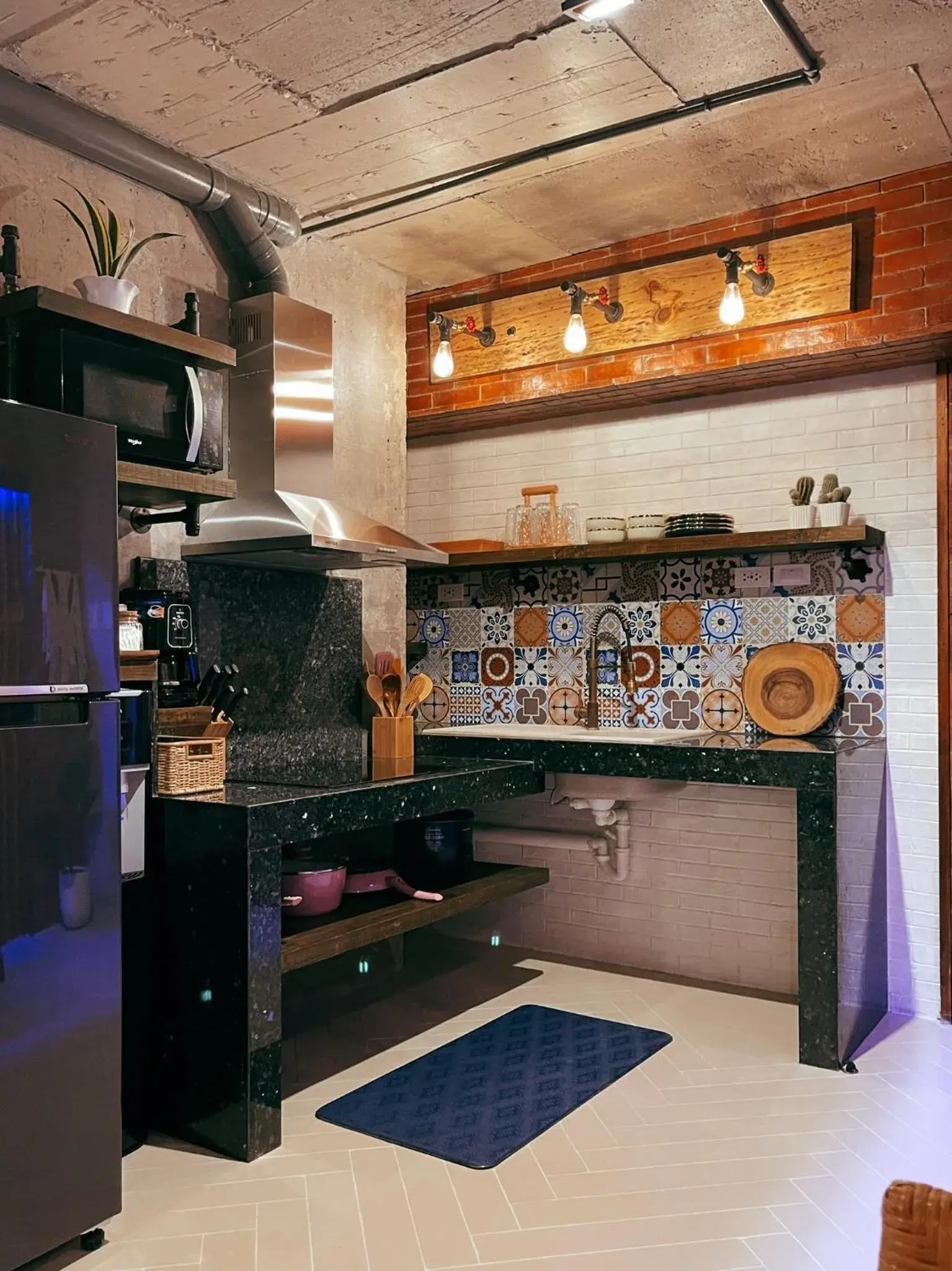 Kitchen or kitchenette in Blue Tulip - 4mins from Mactan Airport Kitchen or kitchenette in Blue Tulip - 4mins from Mactan Airport