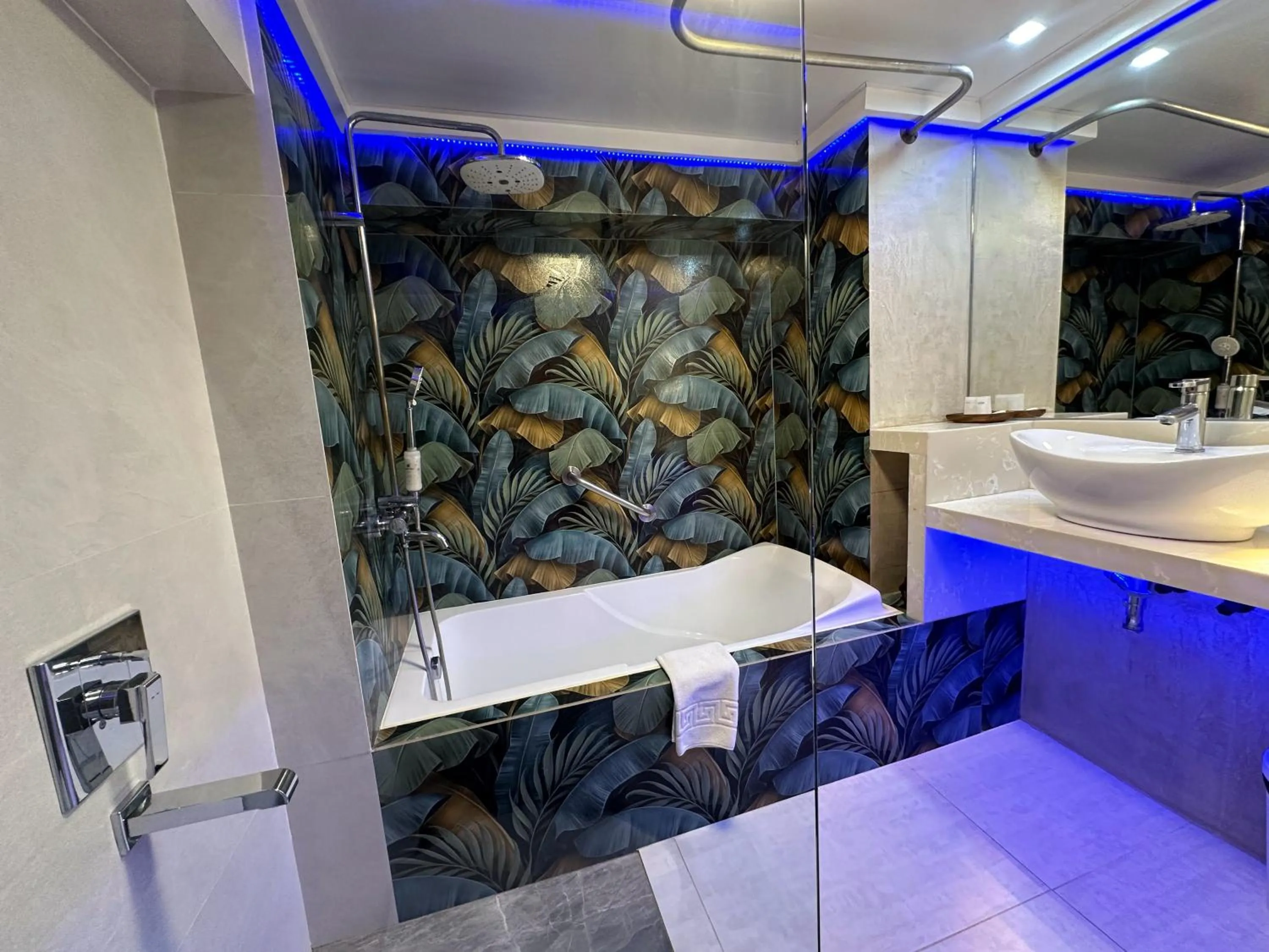 Bathroom in Blue Tulip - 4mins from Mactan Airport