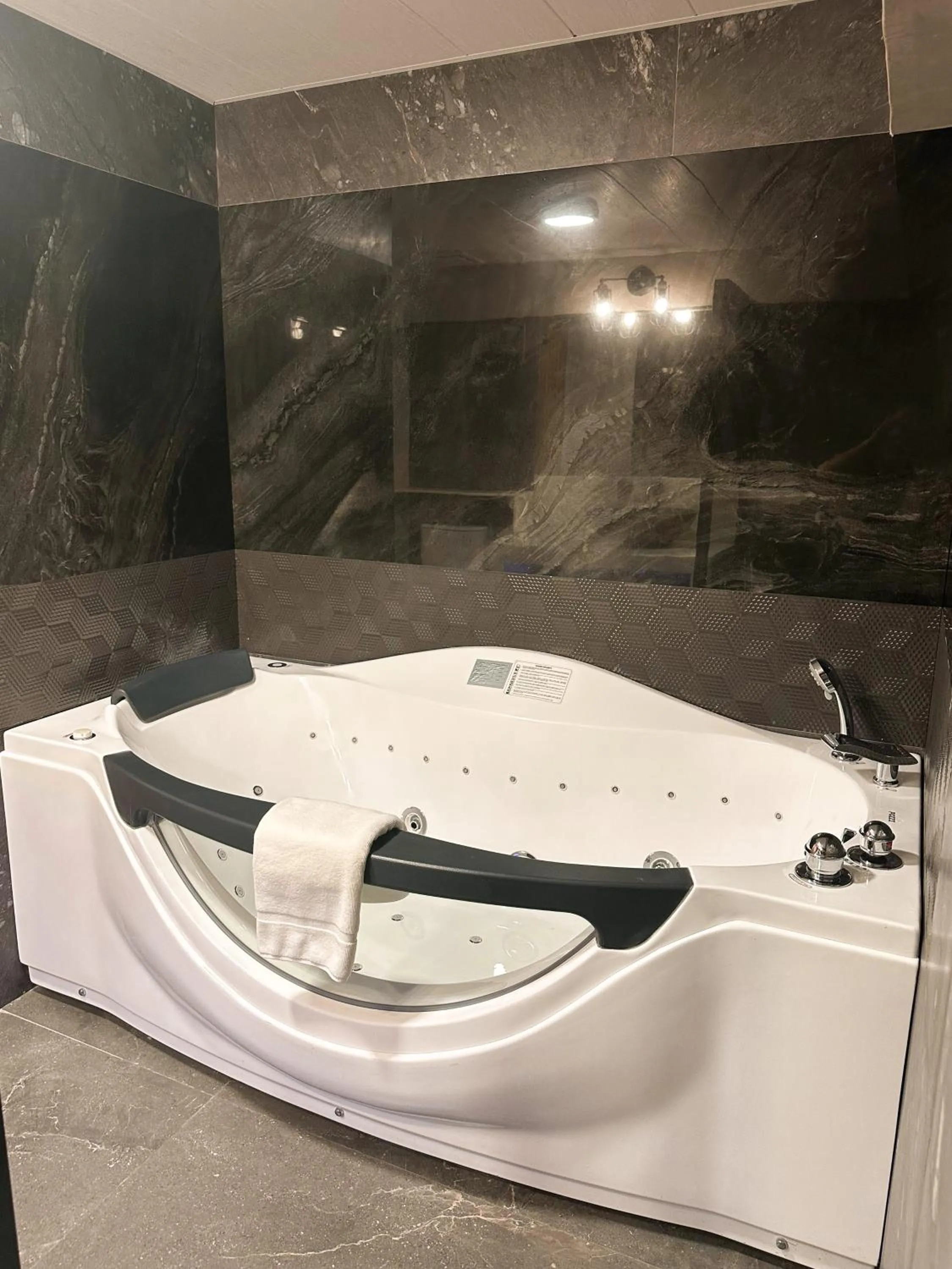 Hot Tub in Blue Tulip - 4mins from Mactan Airport