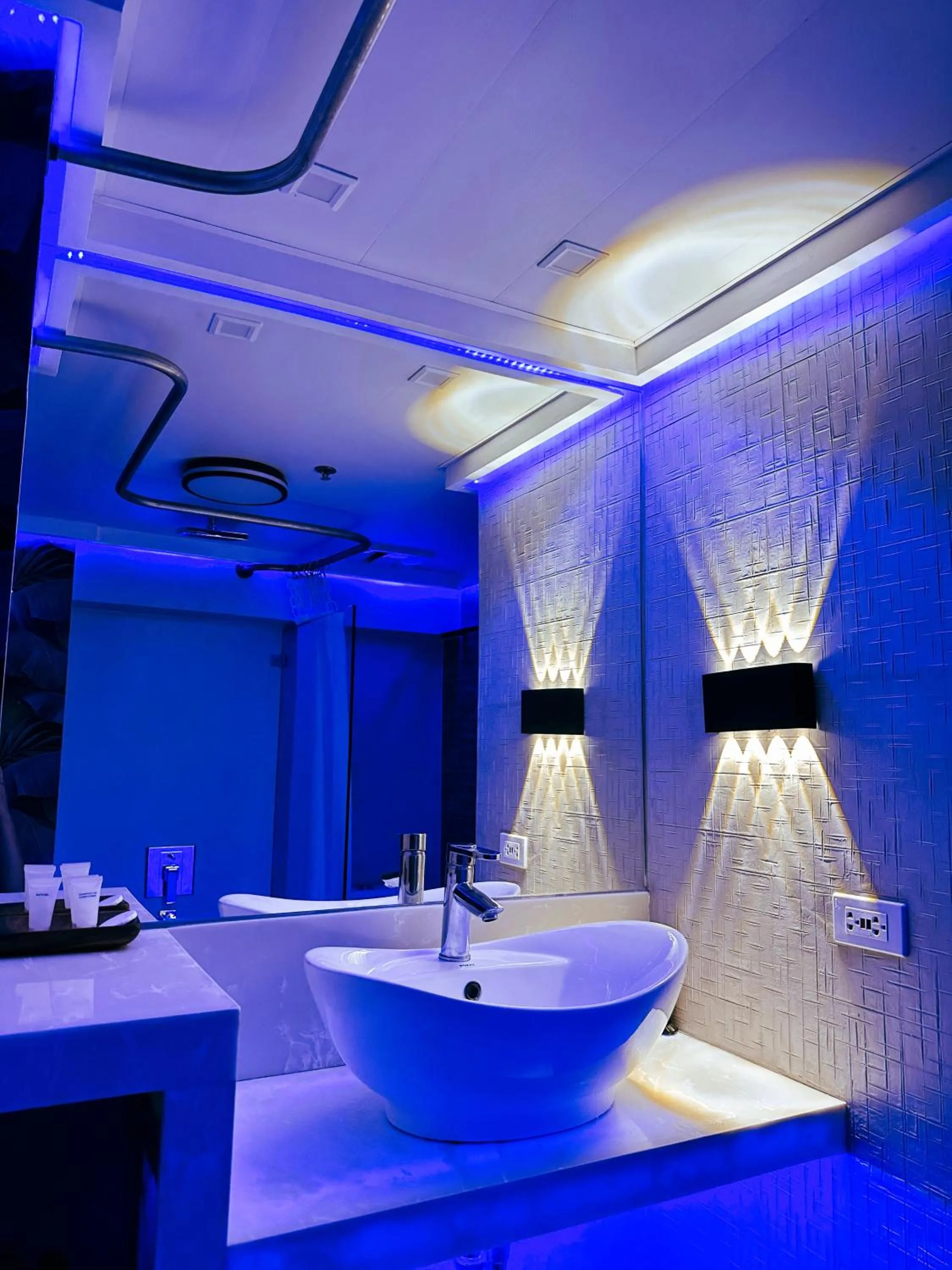 Bathroom in Blue Tulip - 4mins from Mactan Airport