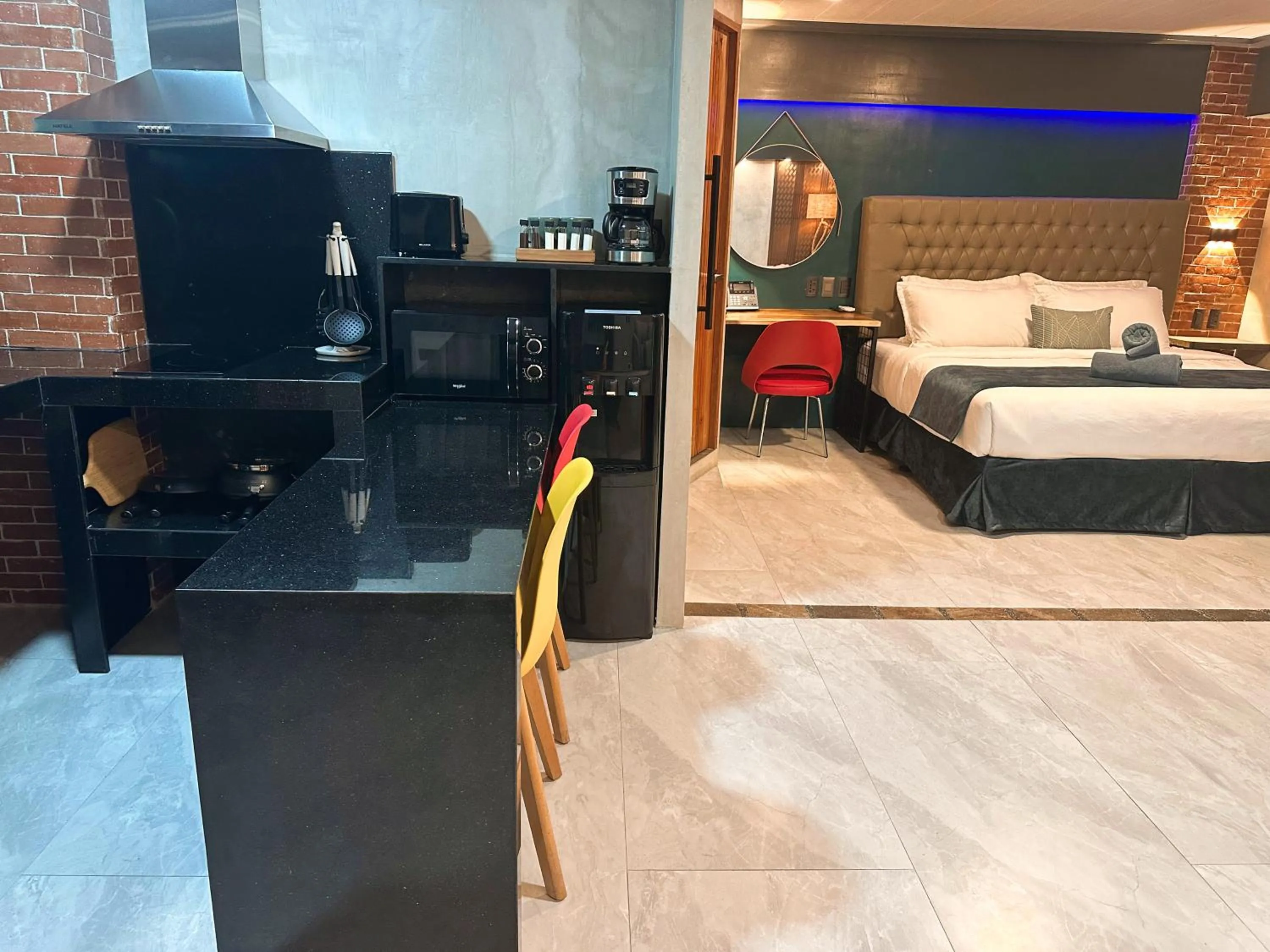 Kitchen or kitchenette, Bed in Blue Tulip - 4mins from Mactan Airport