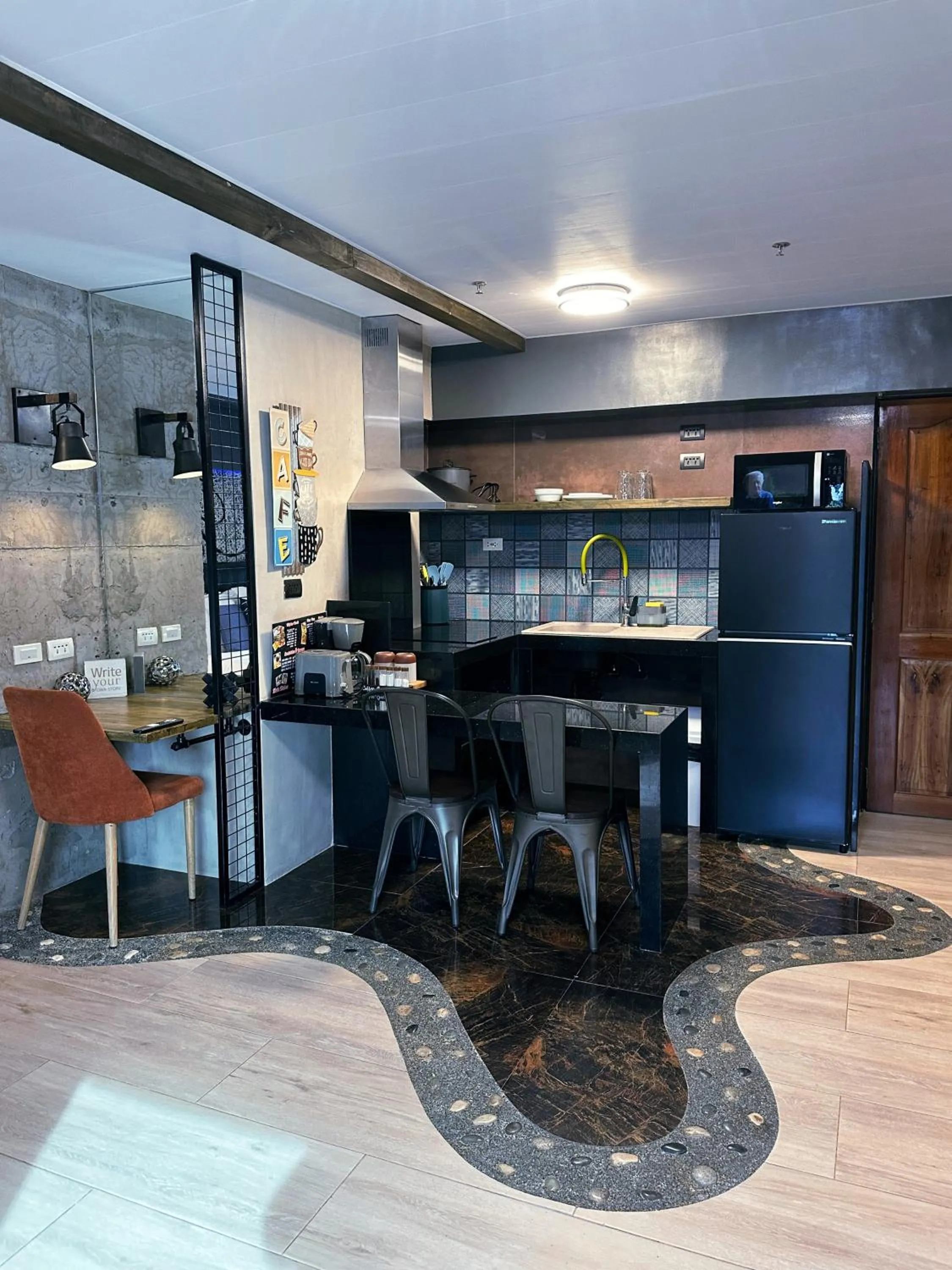 Kitchen or kitchenette in Blue Tulip - 4mins from Mactan Airport