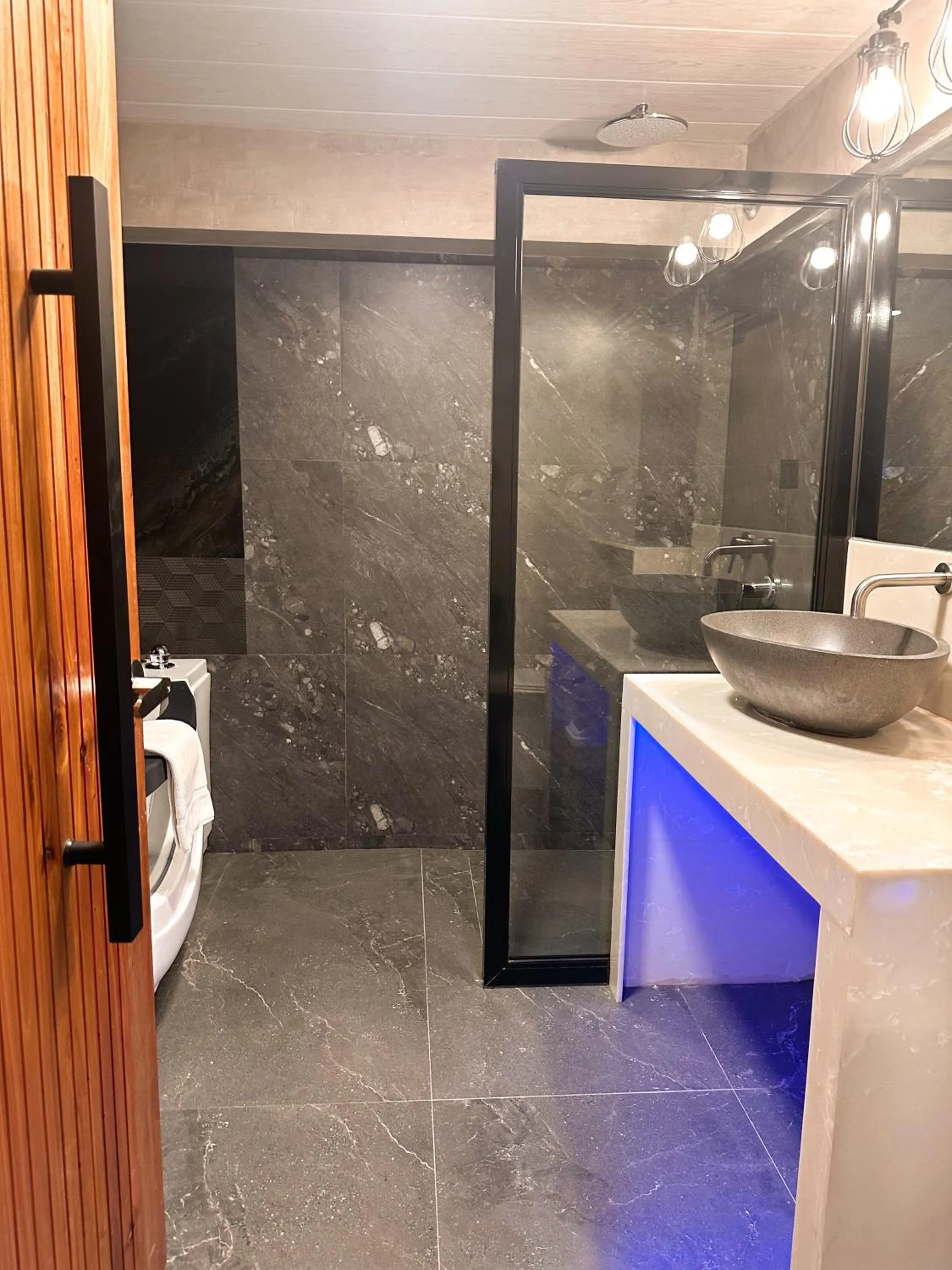 Shower in Blue Tulip - 4mins from Mactan Airport