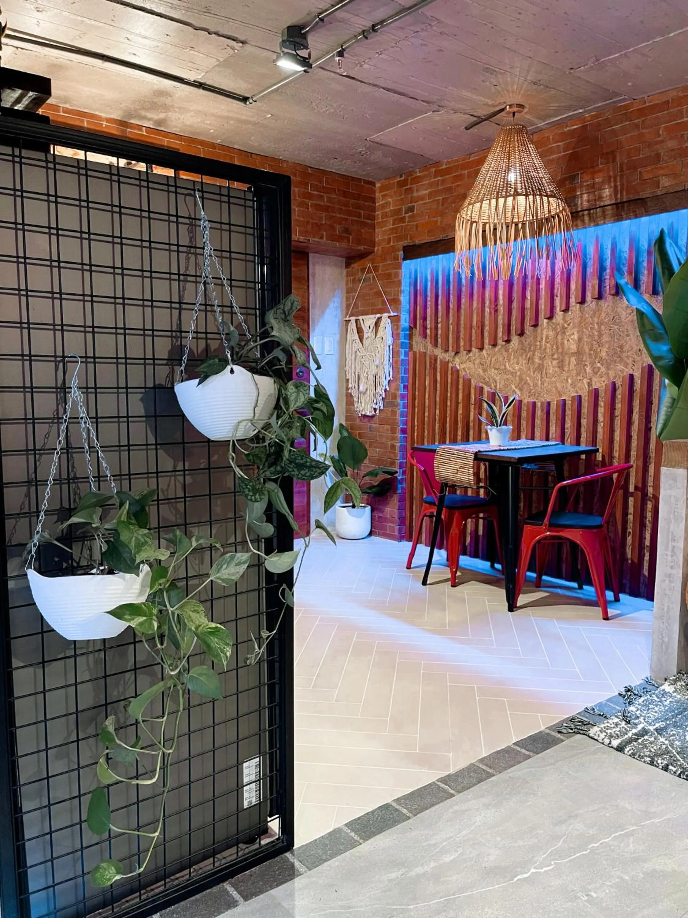 Dining area in Blue Tulip - 4mins from Mactan Airport