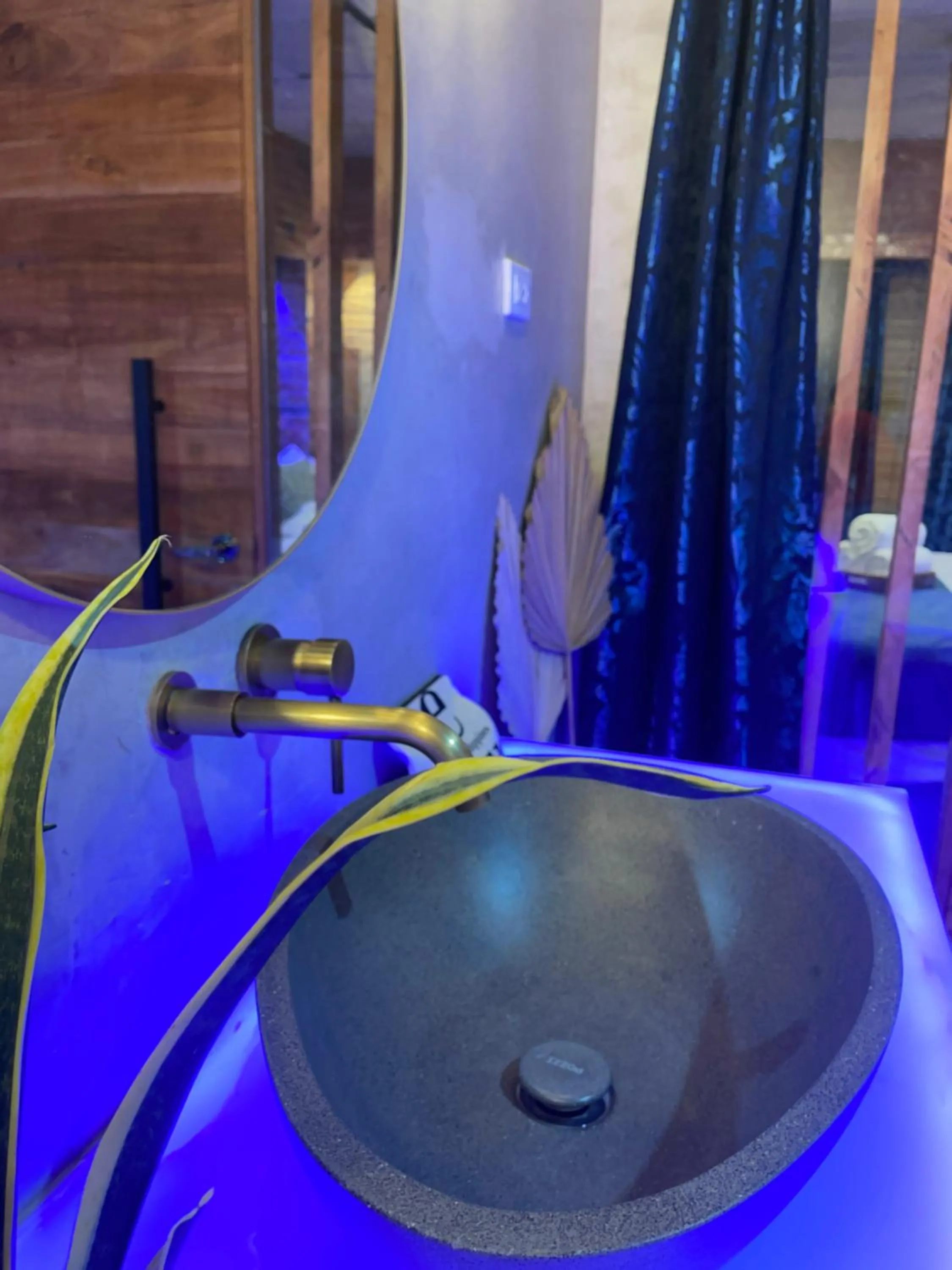 Bathroom in Blue Tulip - 4mins from Mactan Airport