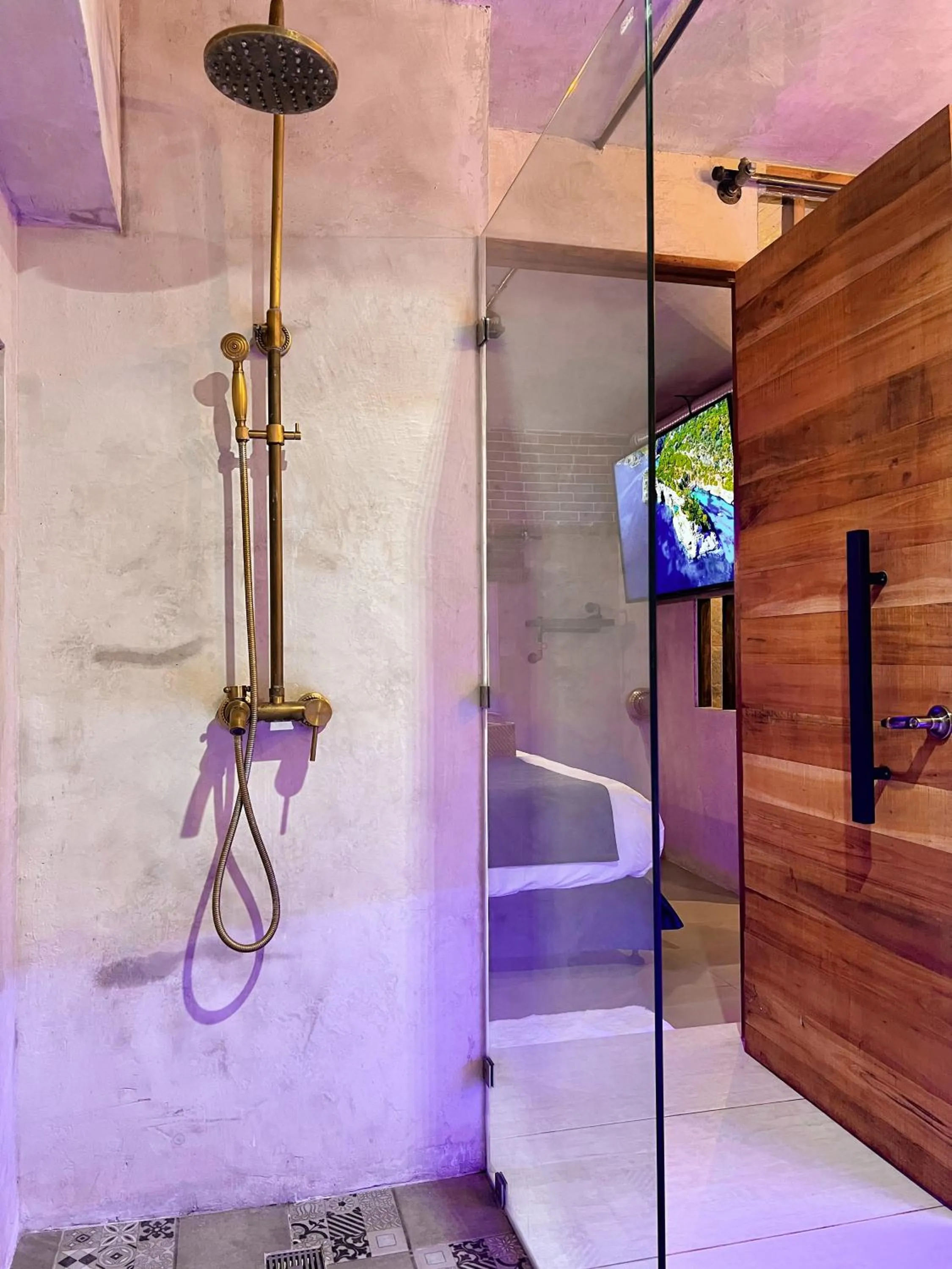 Bathroom, Bed in Blue Tulip - 4mins from Mactan Airport