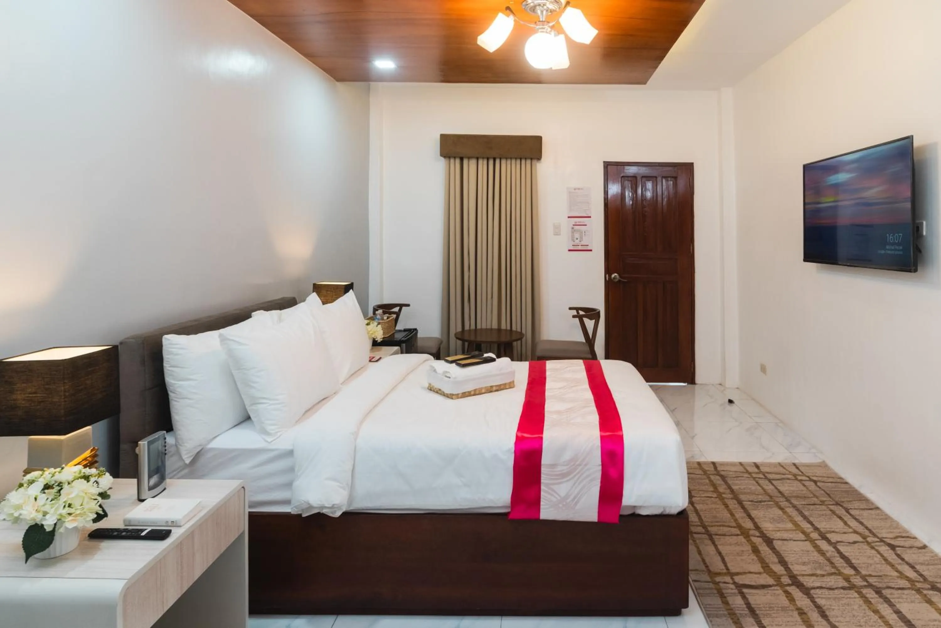 Bed in Monica Midtown Suites