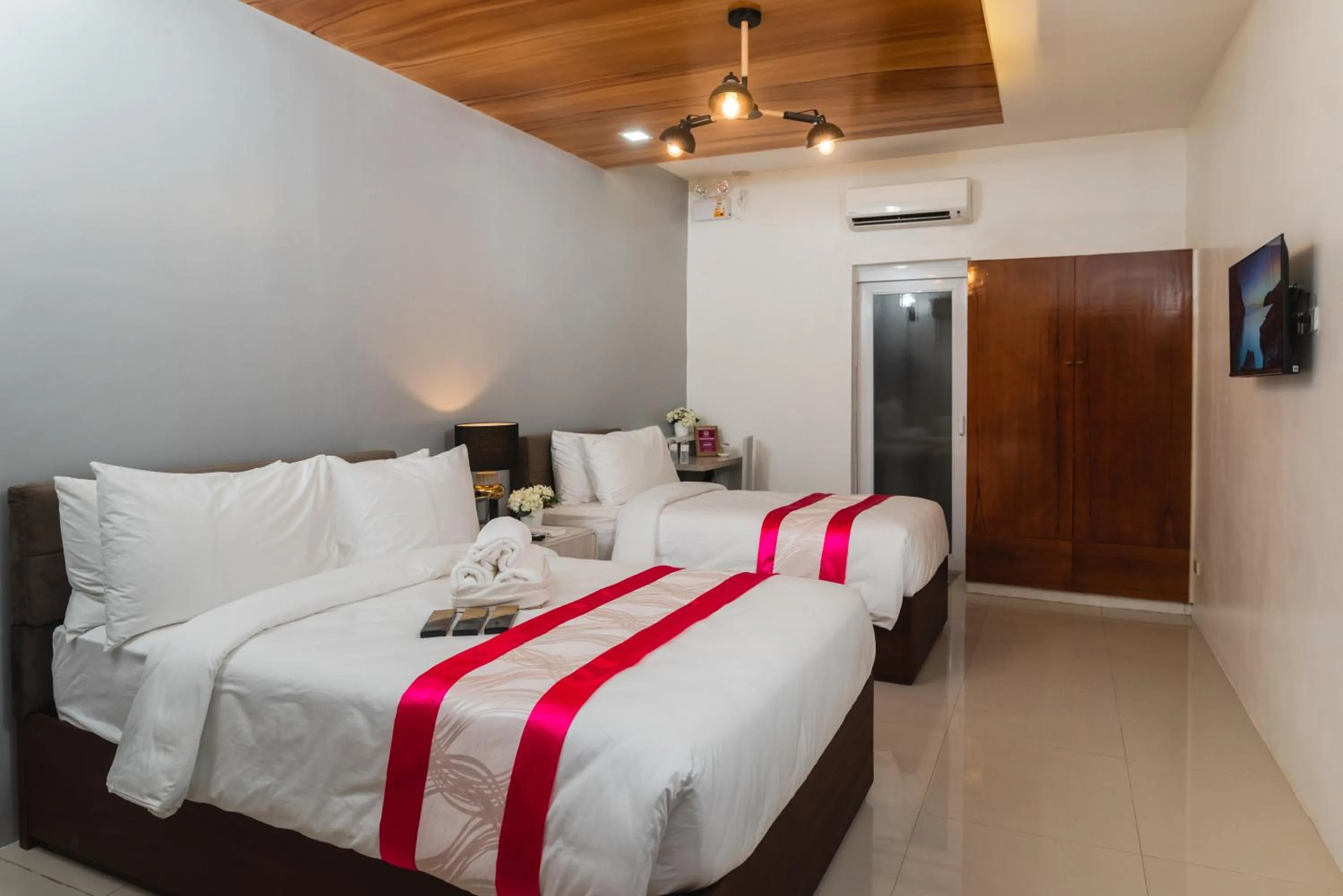 Bed in Monica Midtown Suites