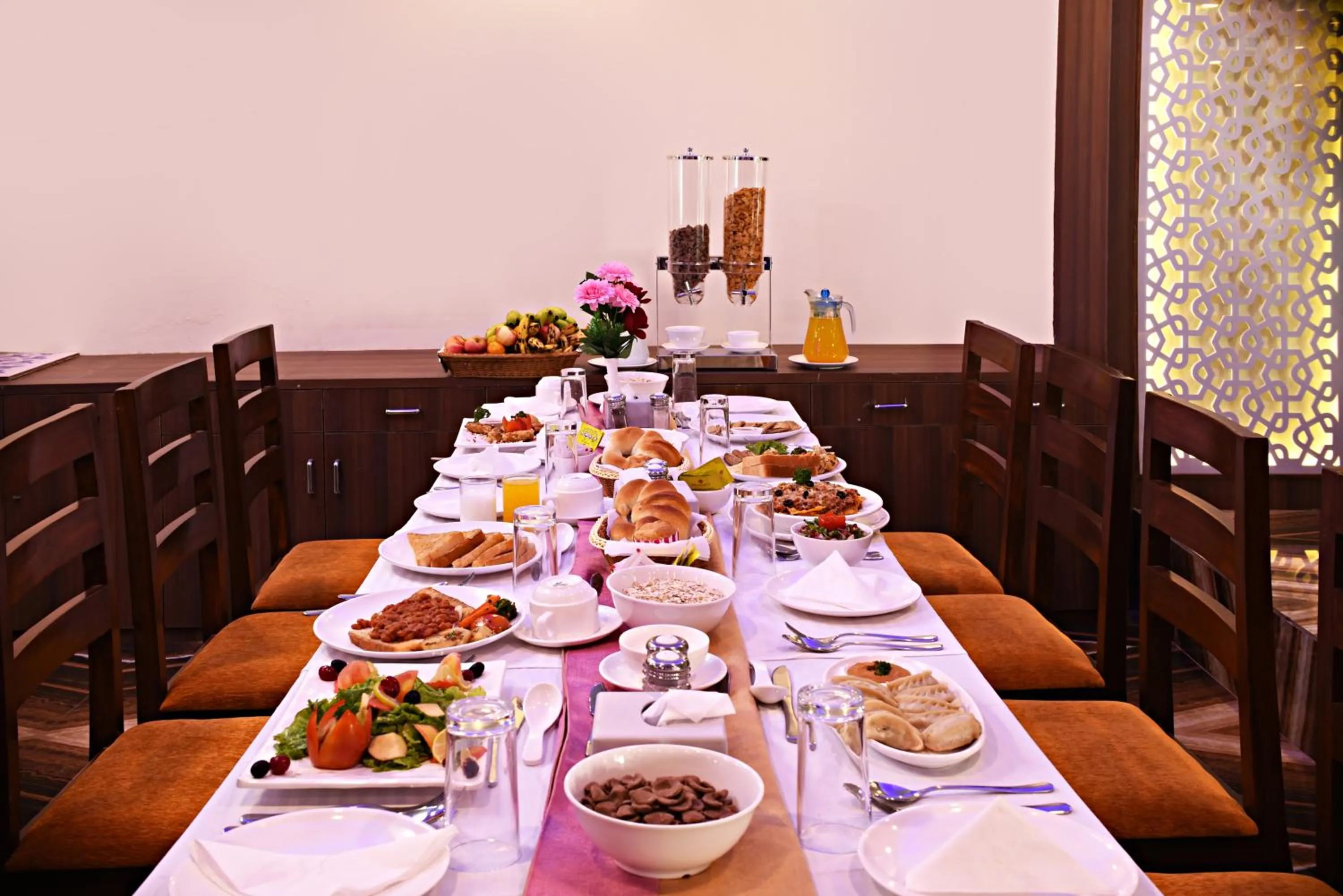 Restaurant/places to eat in Hotel Simal