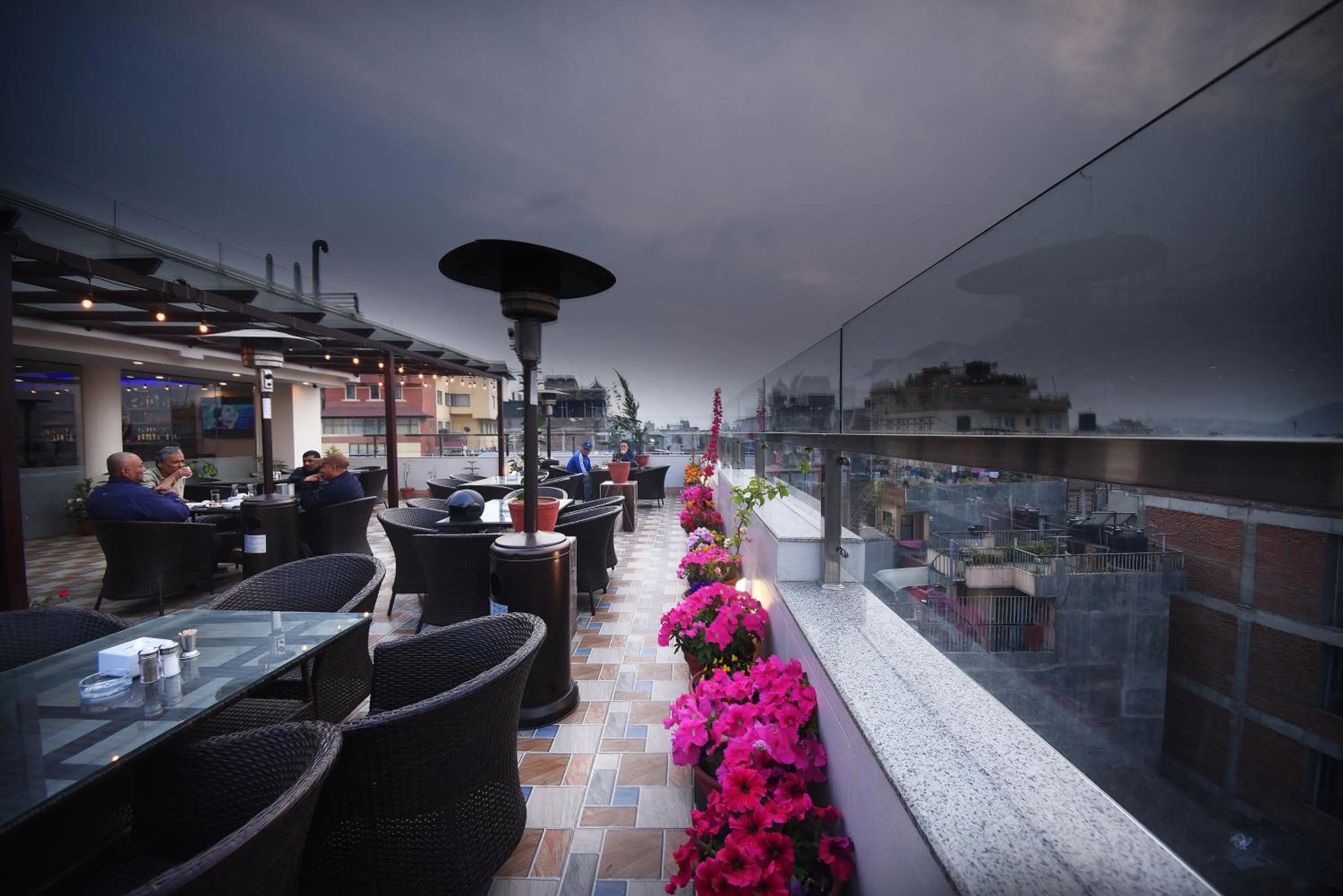 Restaurant/places to eat in Hotel Simal