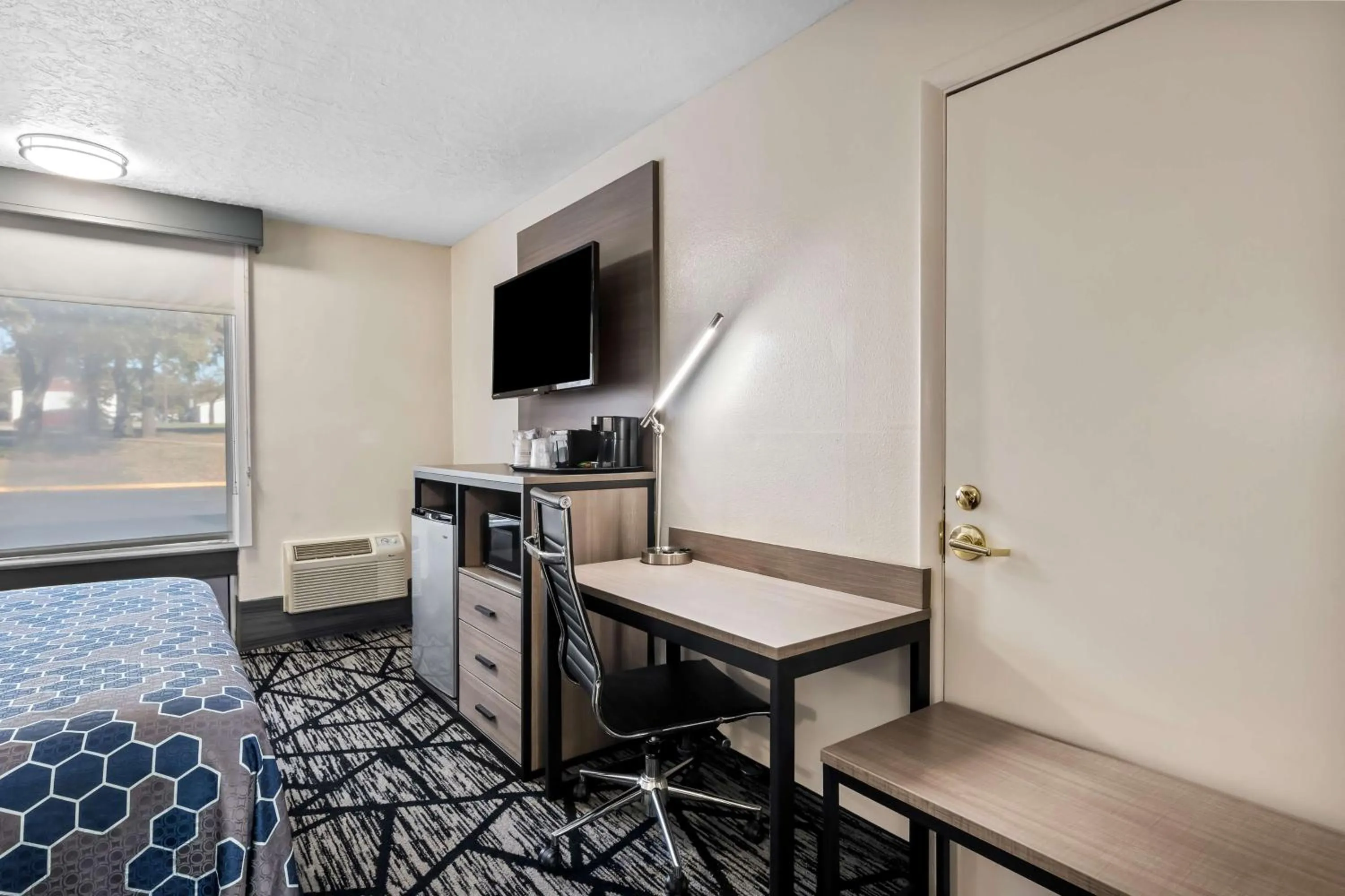 Bedroom in SureStay Hotel by Best Western Duncan