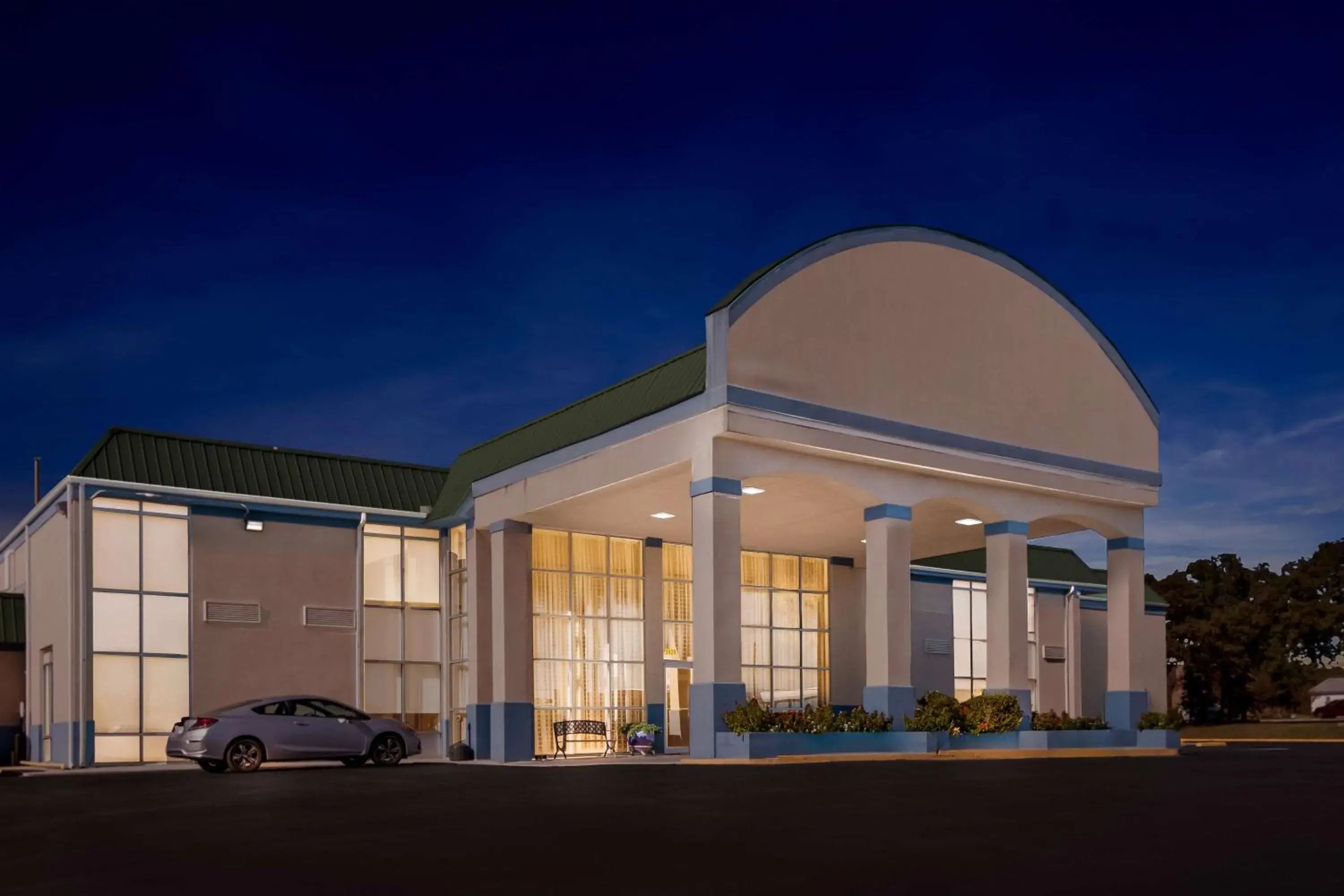 Property building in SureStay Hotel by Best Western Duncan Property building in SureStay Hotel by Best Western Duncan