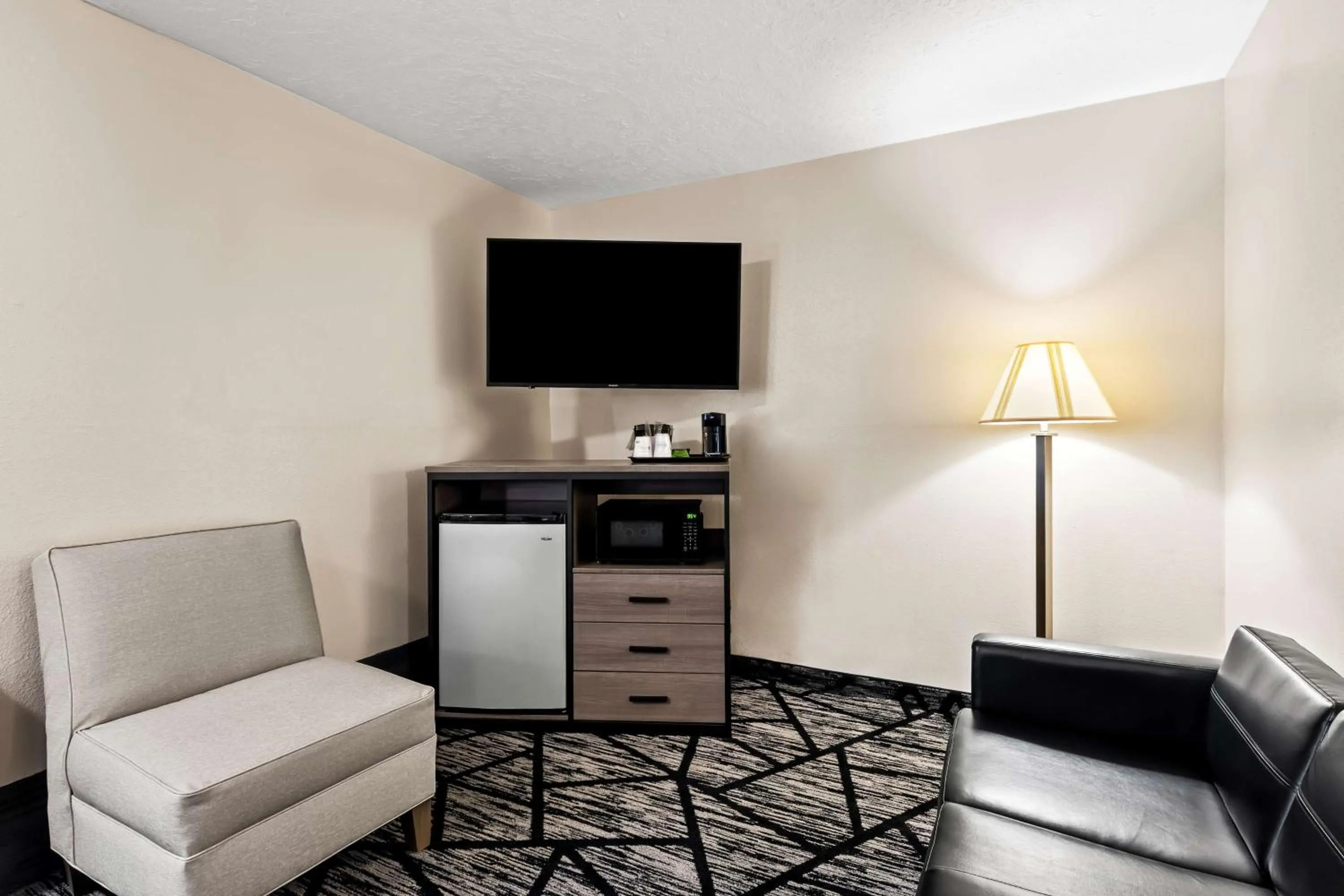 Bedroom in SureStay Hotel by Best Western Duncan