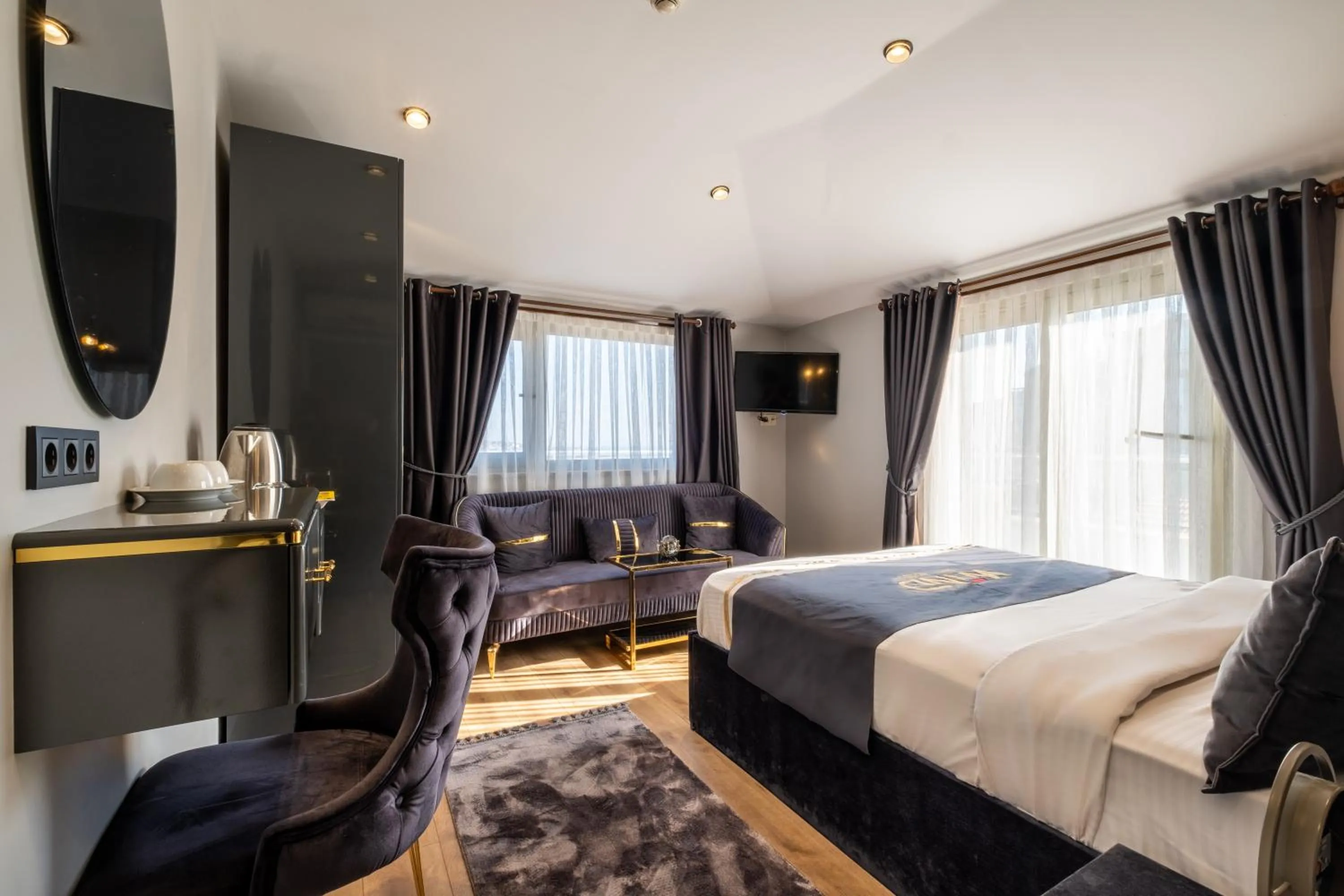 Photo of the whole room, Bed in Wind Suit